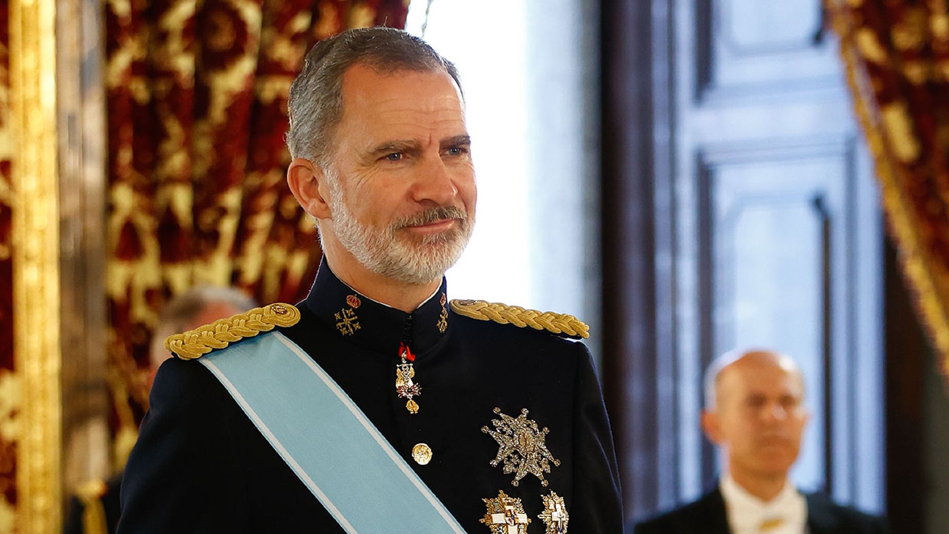 El Rey recibe a nuevos embajadores horas antes de la vuelta de su padre a España