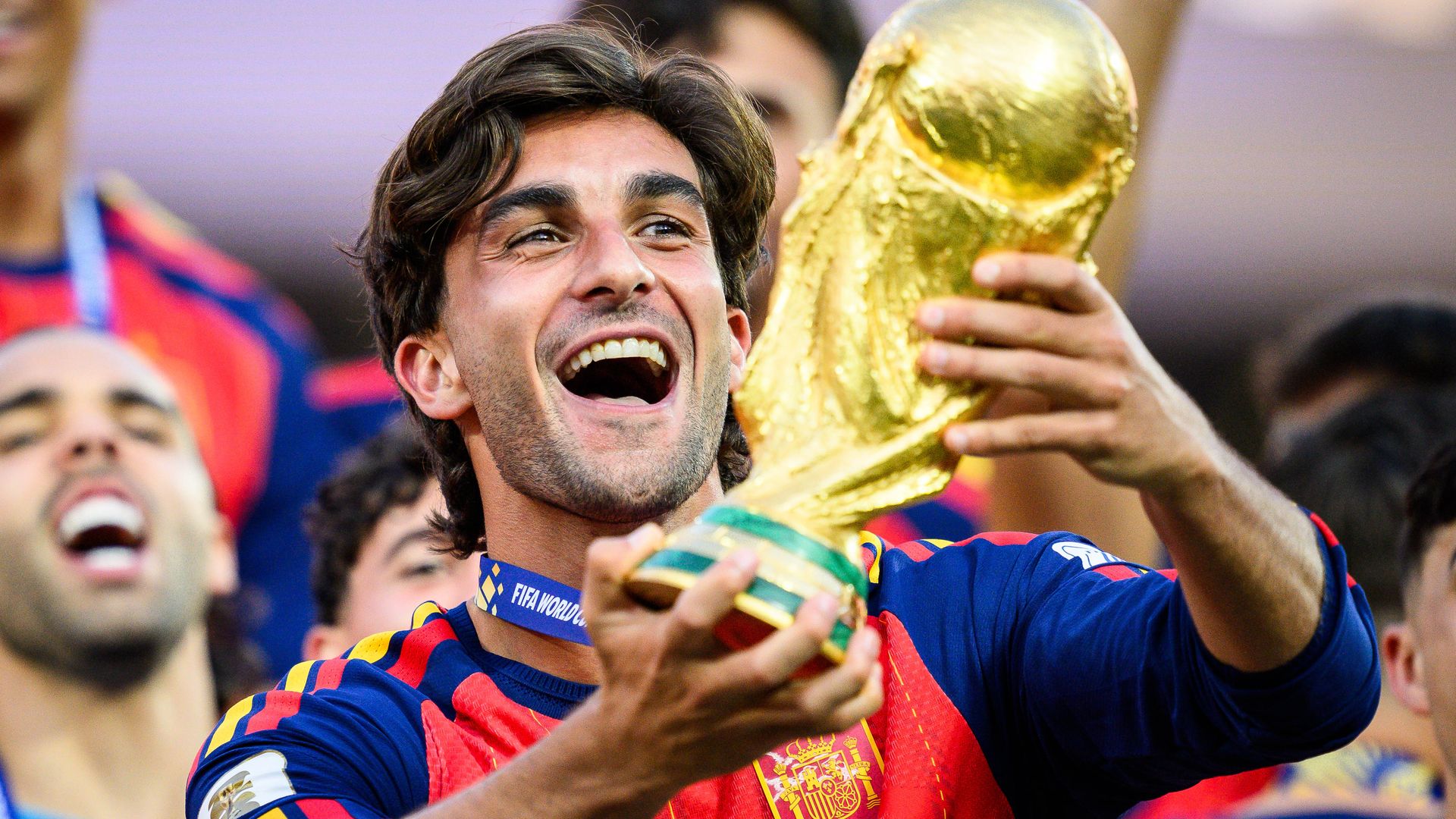 Ferran Torres con la copa del Mundial