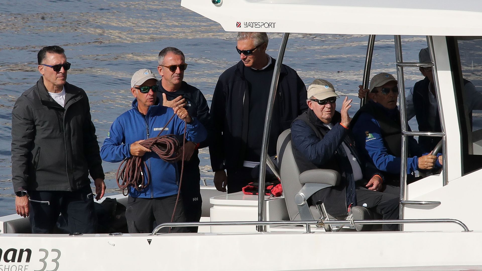 El cariñoso encuentro del rey Juan Carlos con sus sobrinos Alfonso y María Zurita, en una jornada de navegación en Sanxenxo