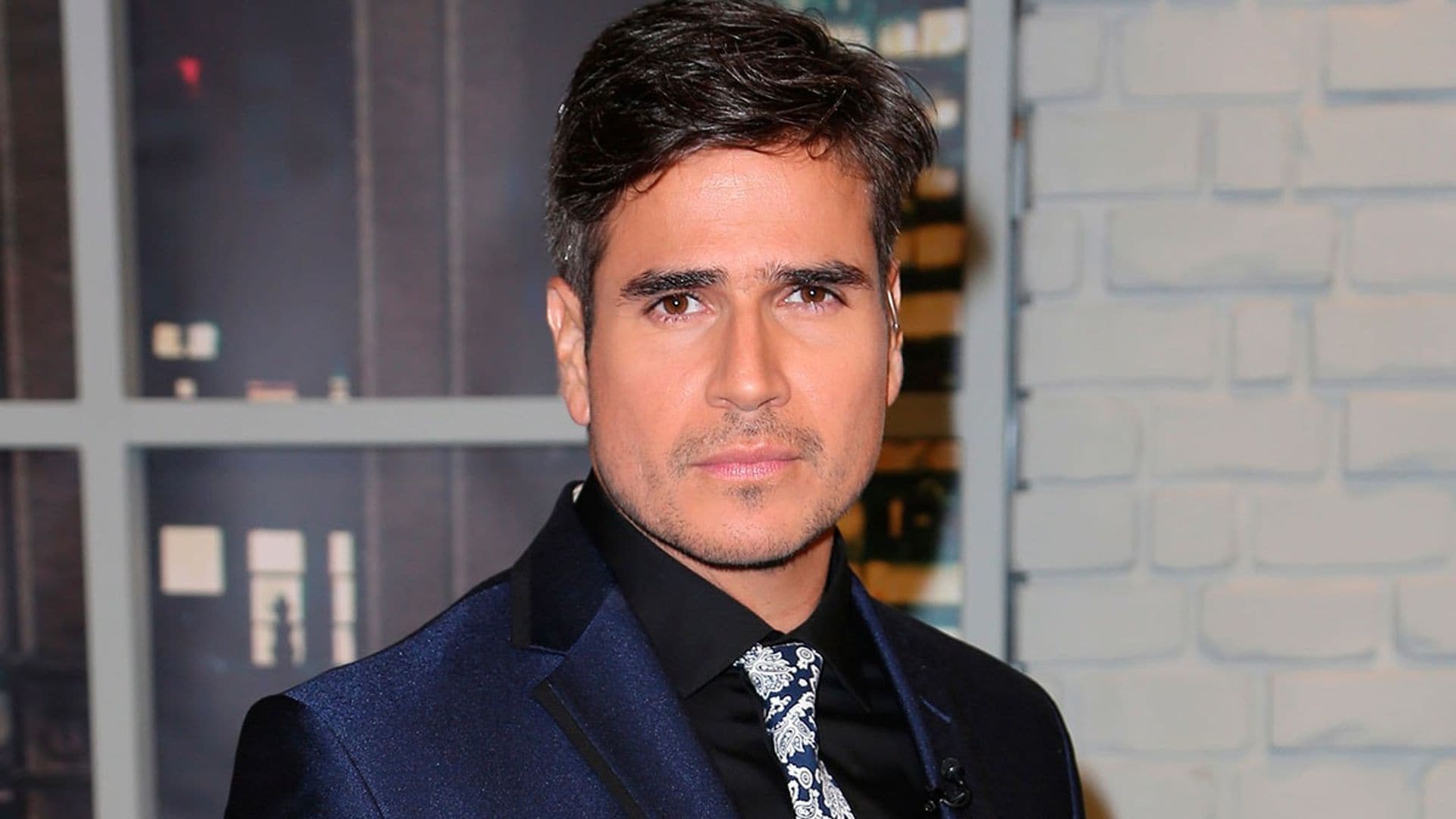 Daniel Arenas causa revuelo al protagonizar un beso de telenovela con Adamari López