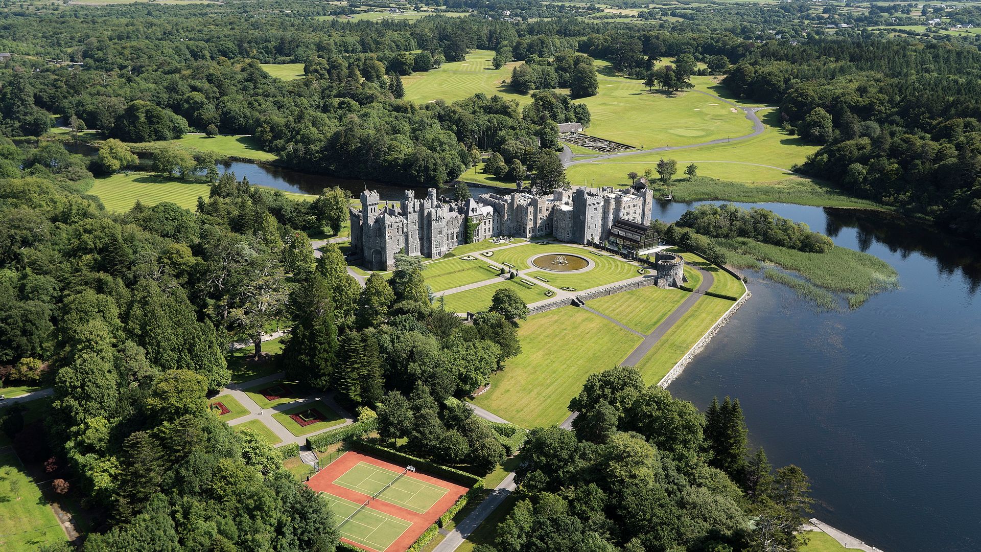 Ashford Castle, en Irlanda, un antiguo castillo medieval convertido en hotel de lujo