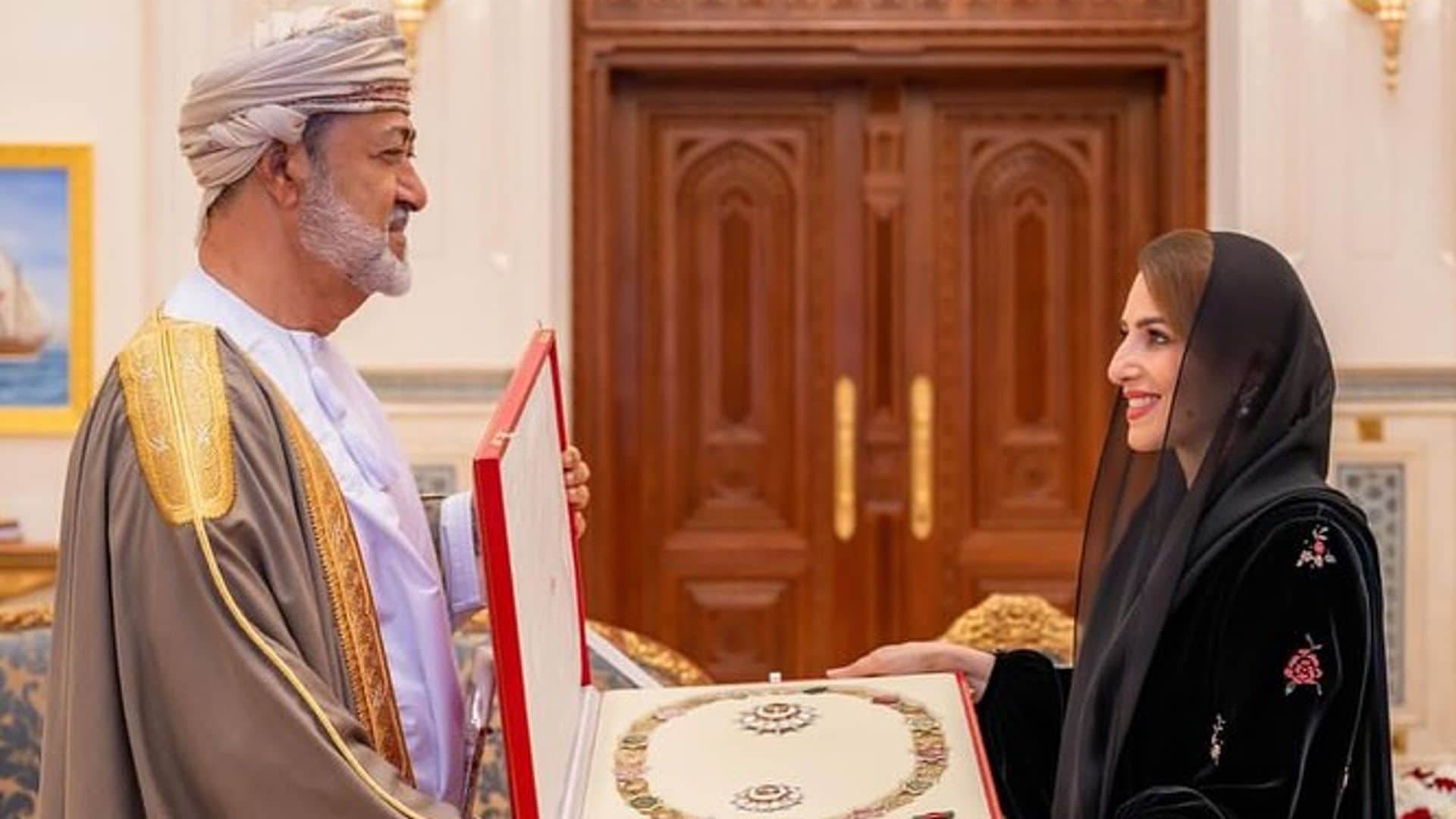 Sayyida Ahad bint Abdullah, recibiendo de manos de su marido, el sultán de Omán, la Gran Cruz de la Orden del Mérito.