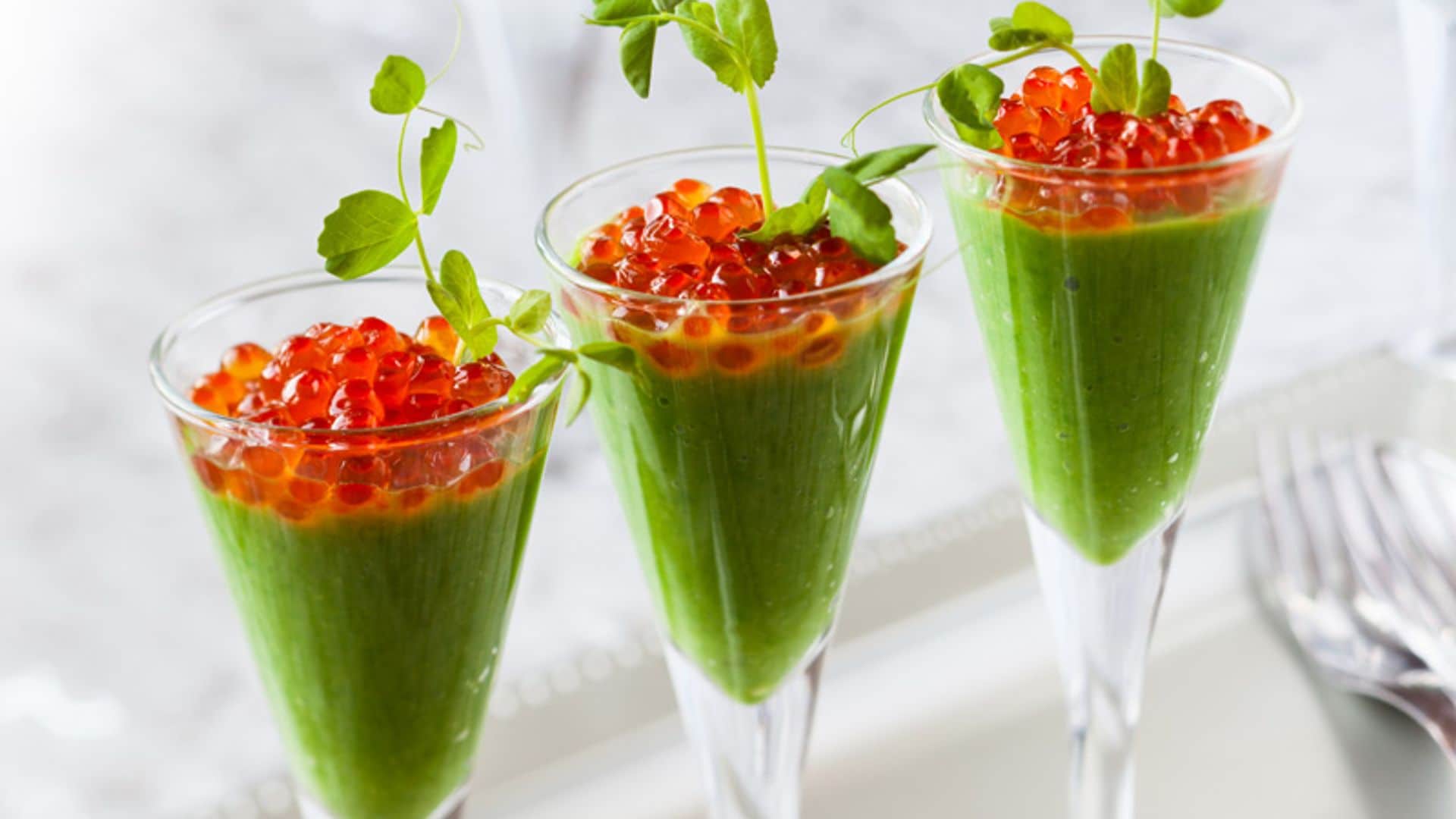Vasitos de crema de guisante con huevas de salmón