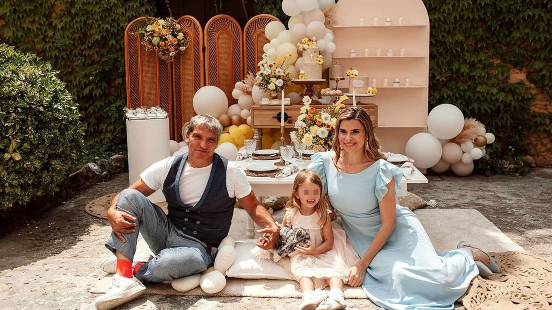 María Lapiedra, junto a Gustavo González, celebra la comunión de su hija Martina en una impresionante masía
