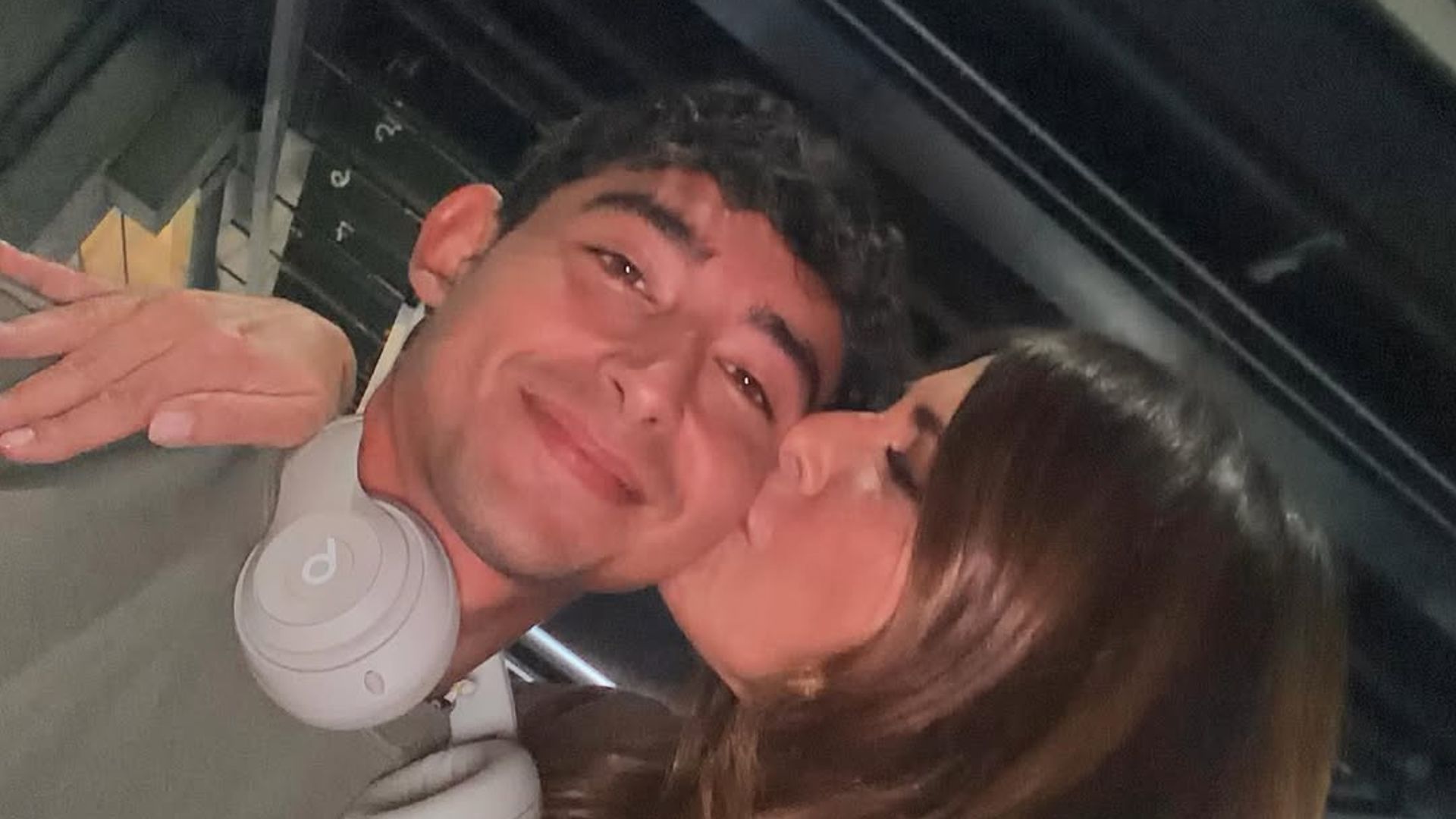 El emocionante reencuentro de Nuria Roca con su hijo Juan en el aeropuerto tras meses separados por 'Supervivientes' : "Mi Bole venía con hambre"