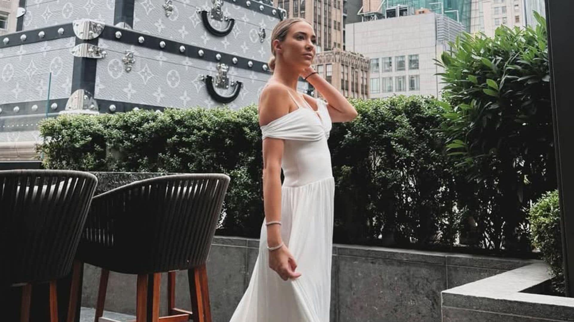 Alice Campello con vestido blanco en Nueva York