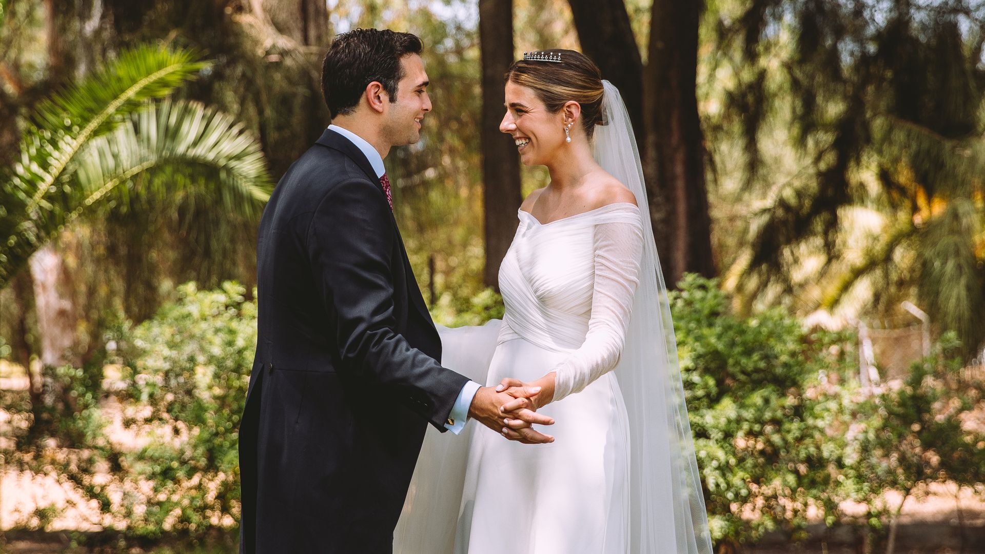 Paula, la novia del vestido con escote barco y la tiara de tulipanes que celebró su boda en Sevilla
