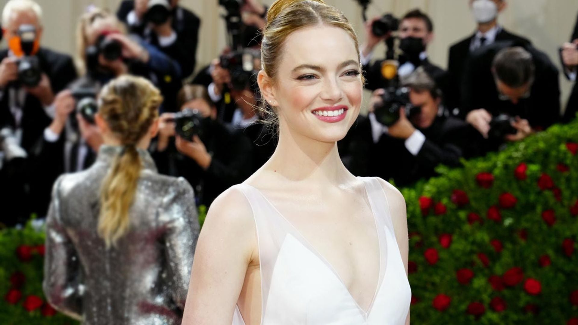 La decisión sostenible de Emma Stone: reciclar su segundo vestido de novia y lucirlo en público