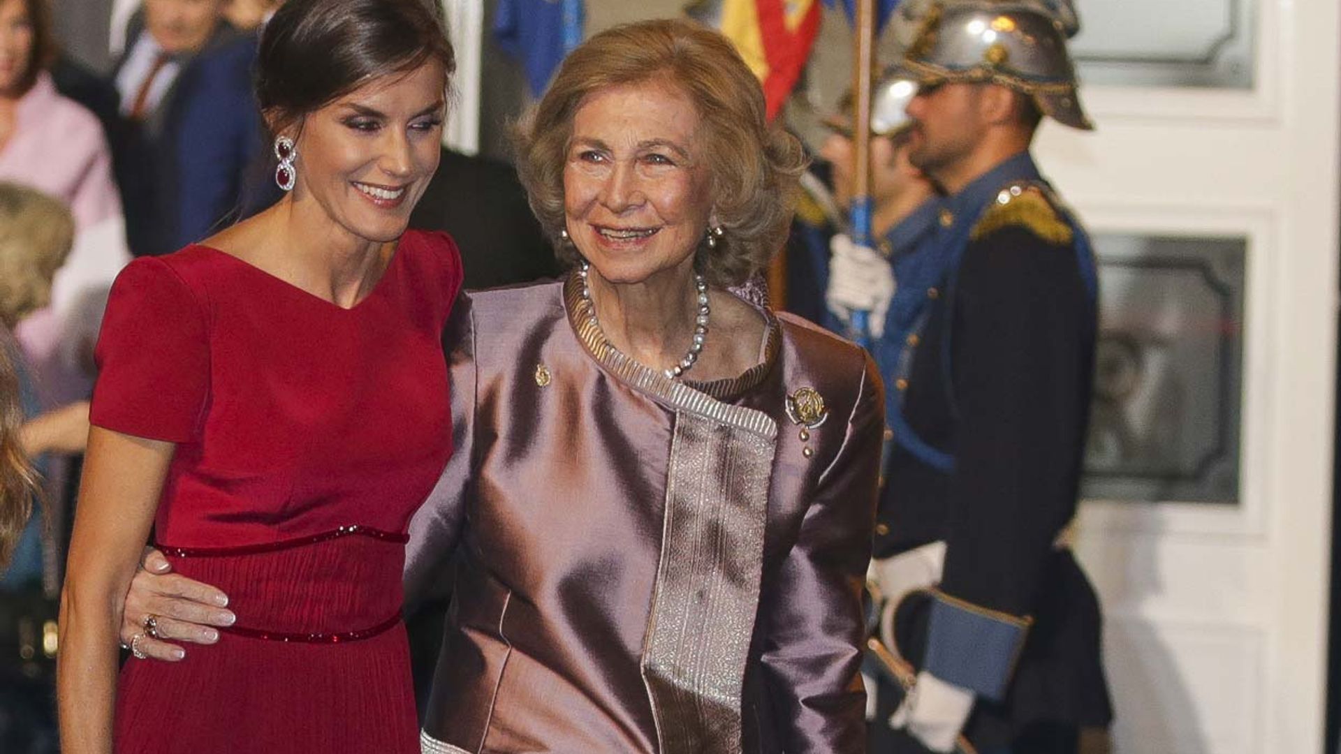 La reina Sofía y doña Letizia, el abrazo del orgullo por el fantástico debut de la princesa Leonor