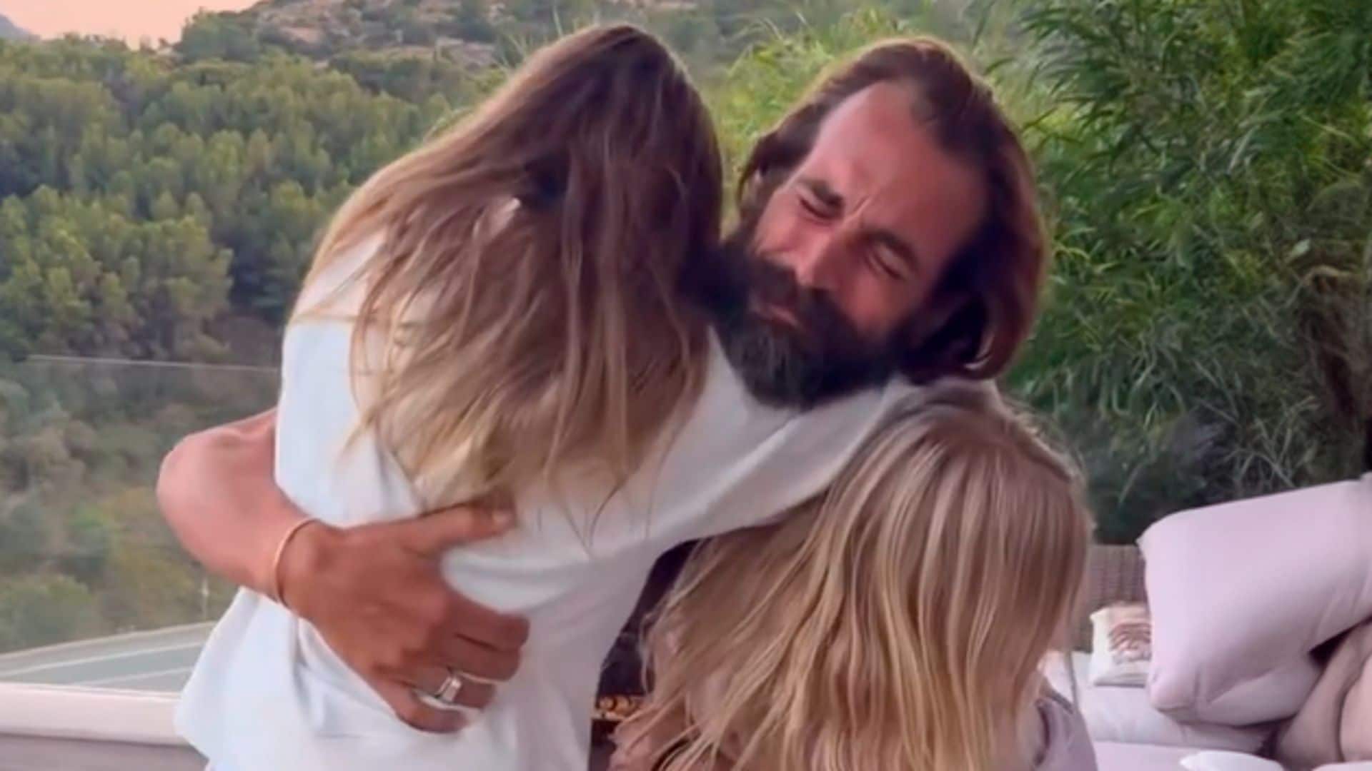 Álex Adrover rompe a llorar al reencontrarse con sus hijas tras su paso por 'Supervivientes'