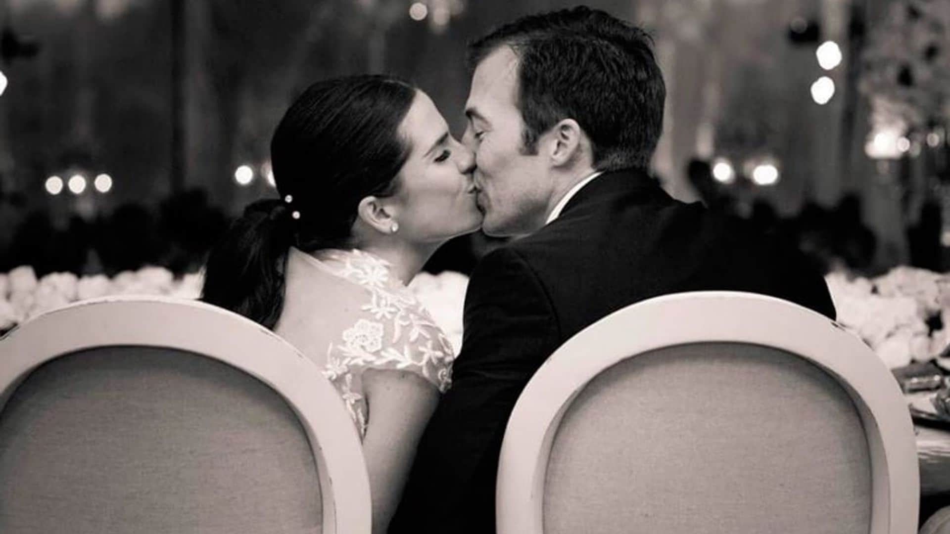 Con foto inédita de su boda, Karla Souza halaga el papel de su esposo como papá
