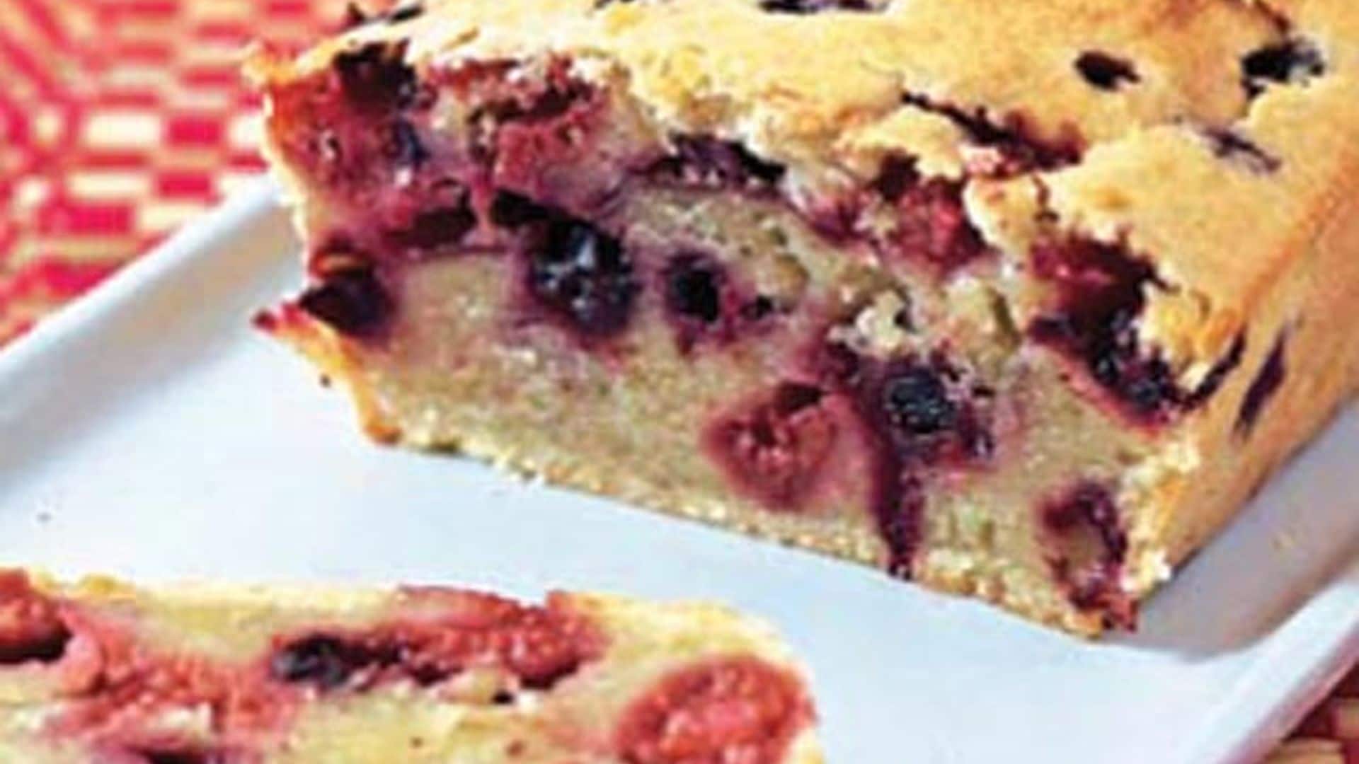 Bizcocho de coco, fresitas silvestres y arándanos