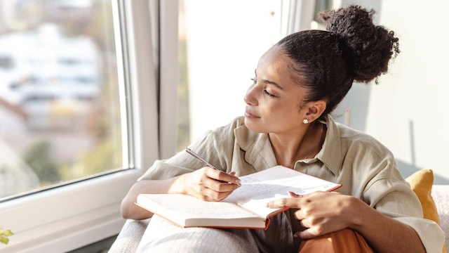 chica escribiendo libreta