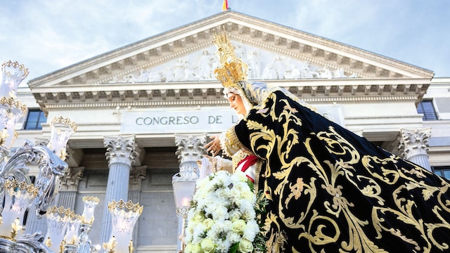 Semana Santa en Madrid. Virgen de los Dolores a su paso por el Congreso de los Diputados.