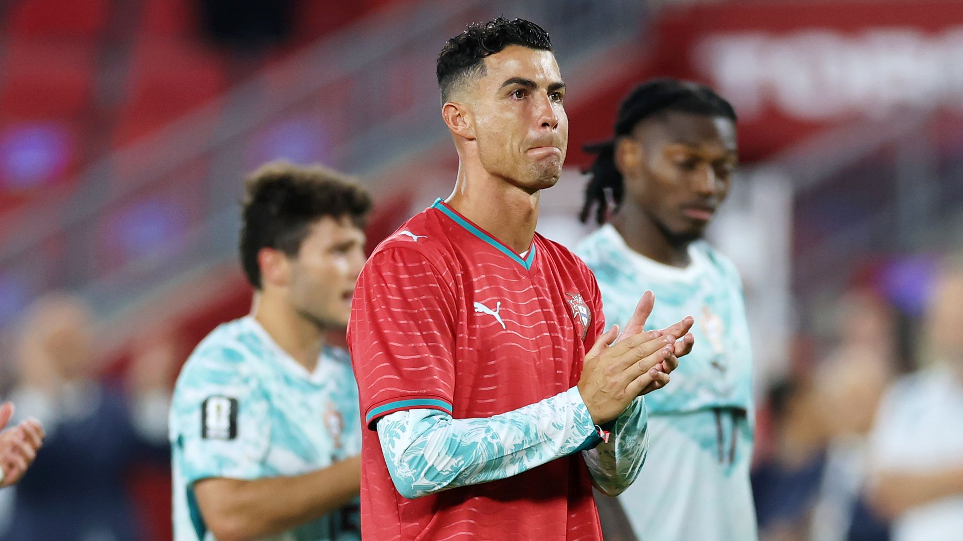 Tras ganar el partido de 16vos de Final, Cristiano Ronaldo se puso un jersey en homenaje a Diogo Jota, fallecido el 3 de julio de 2025, en un accidente automovilístico.