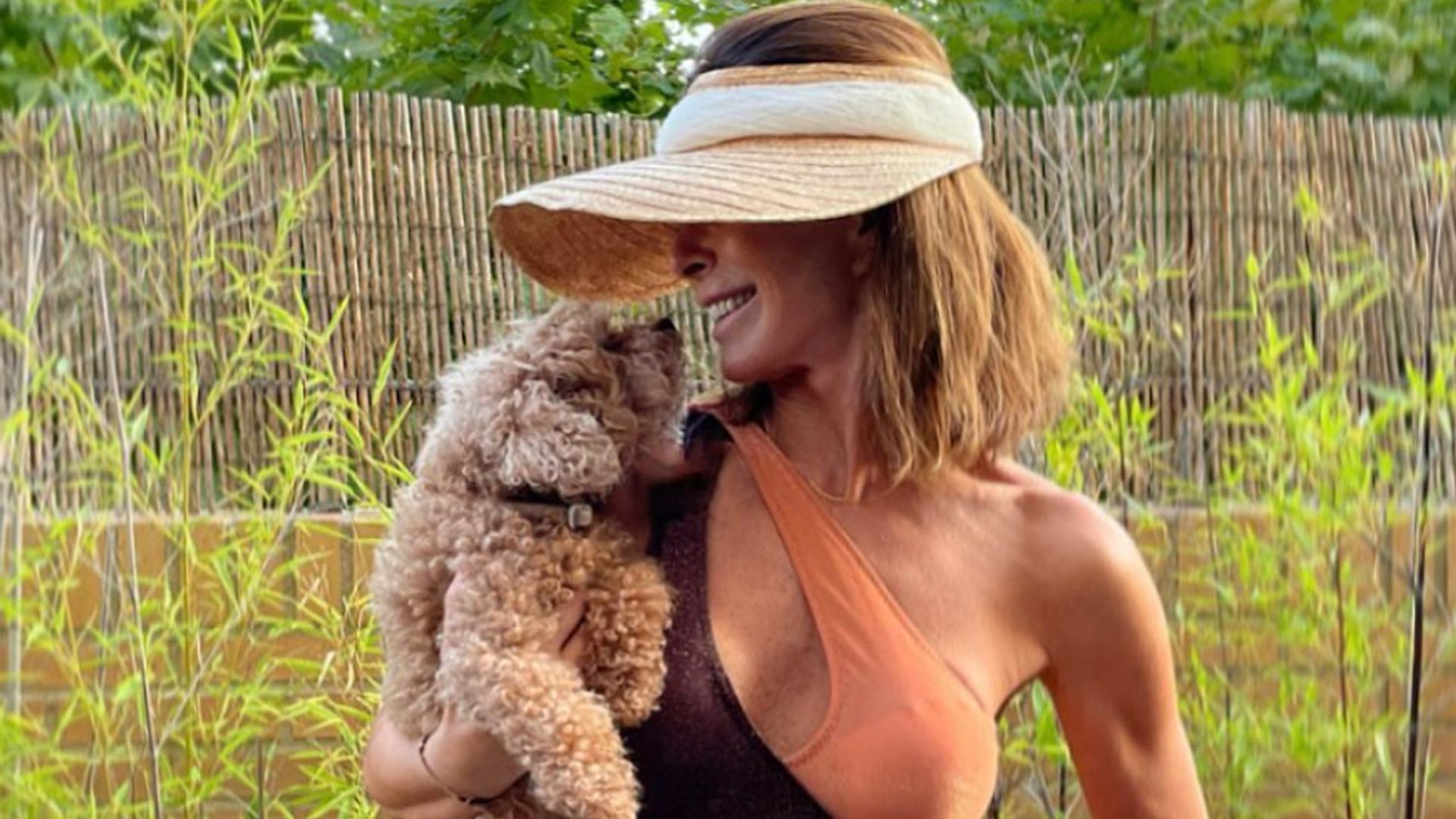 El impresionante posado de Lydia Bosch en trikini presumiendo de abdominales