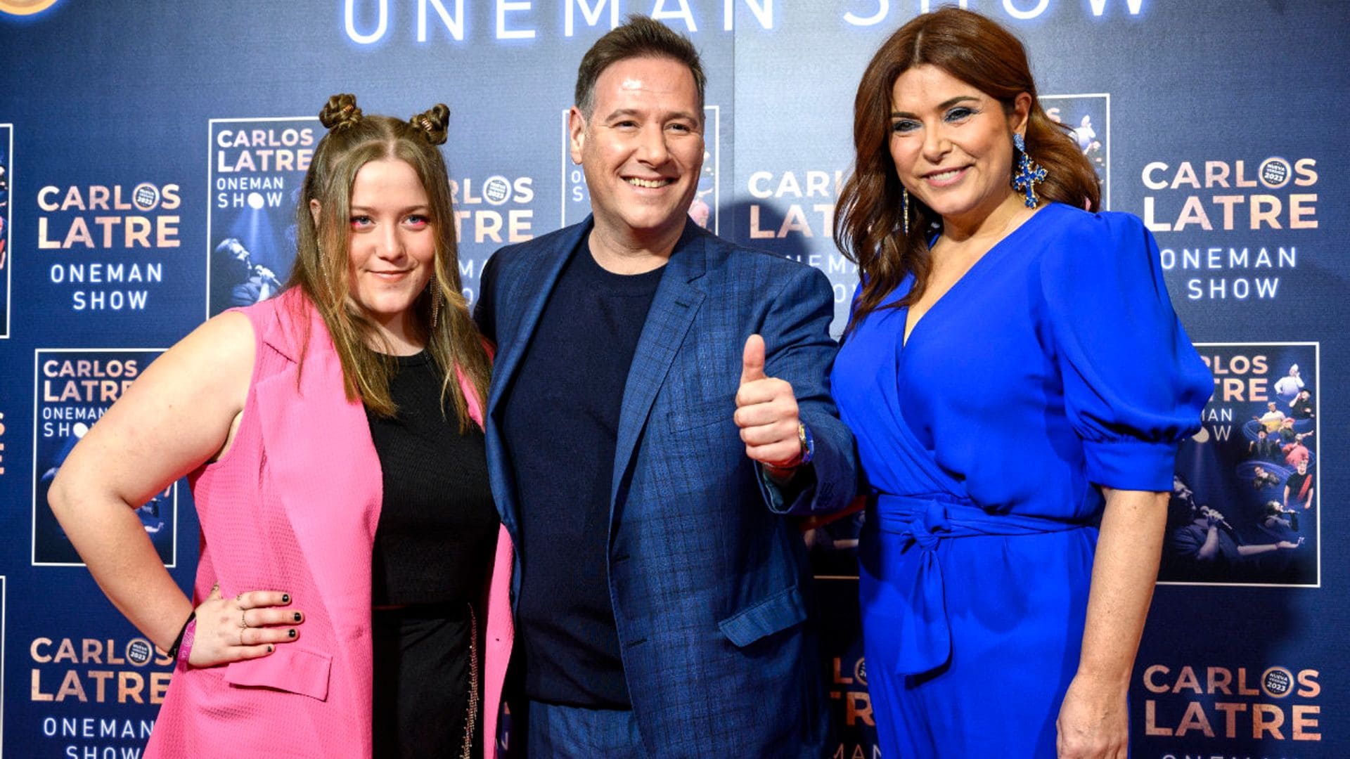 Carlos Latre posa junto a su mujer y su hija y sorprenden con un curioso detalle estilístico