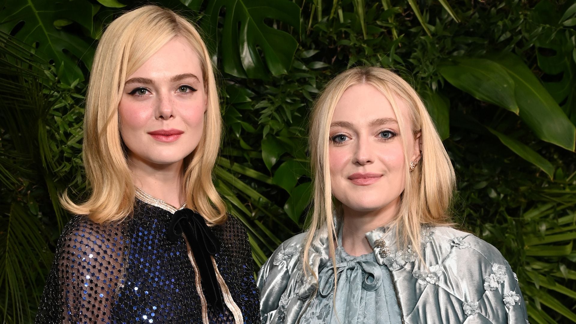 Elle Fanning y Dakota Fanning en la cena previa a los premios Oscar de Chanel, 2025.