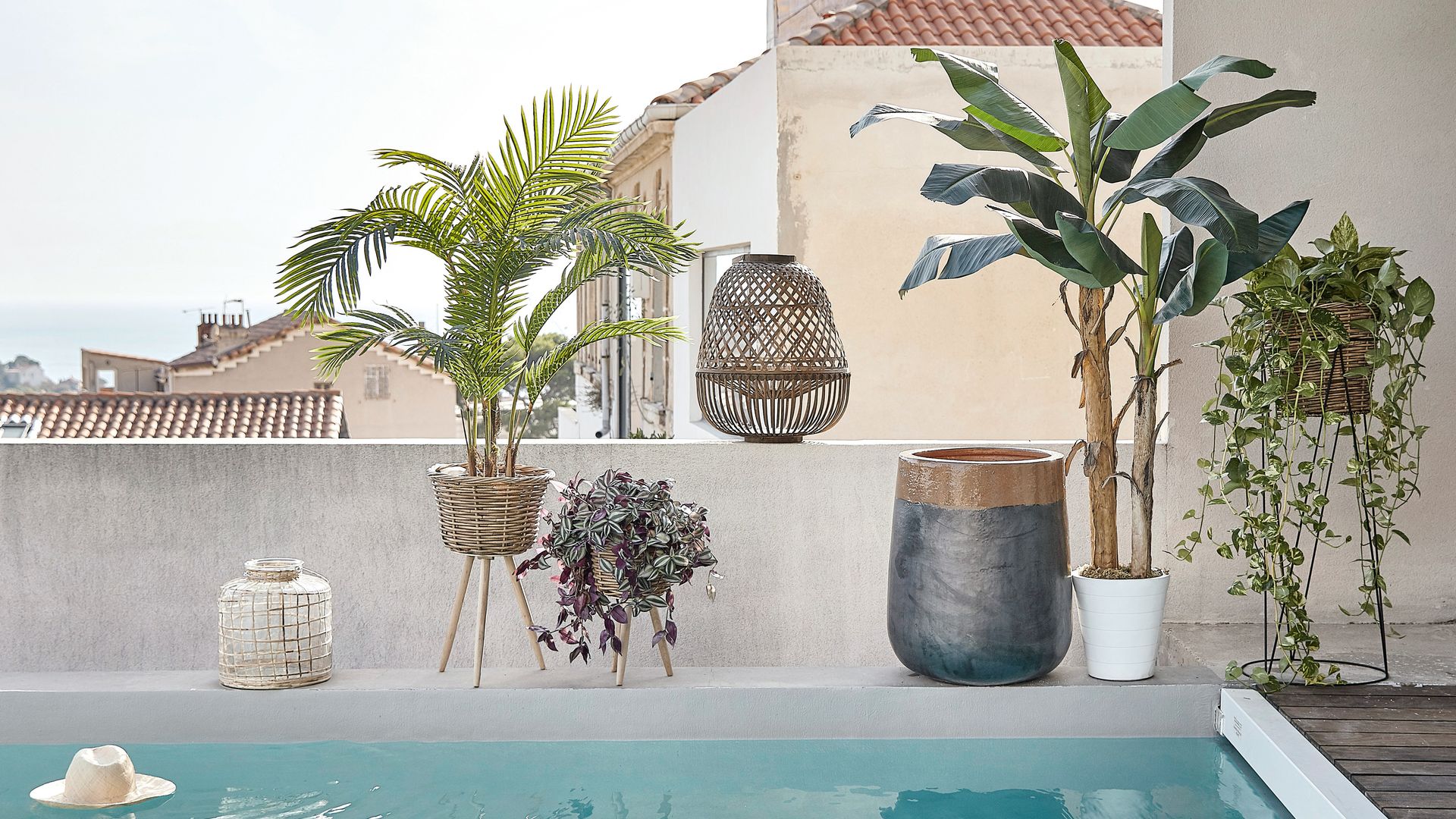 Borde de piscina decorado con macetas