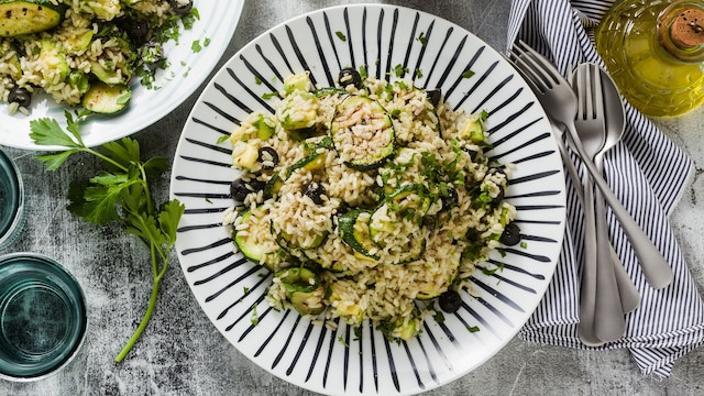 Ensalada de arroz con calabacín, aguacate, aceitunas y alcaparras