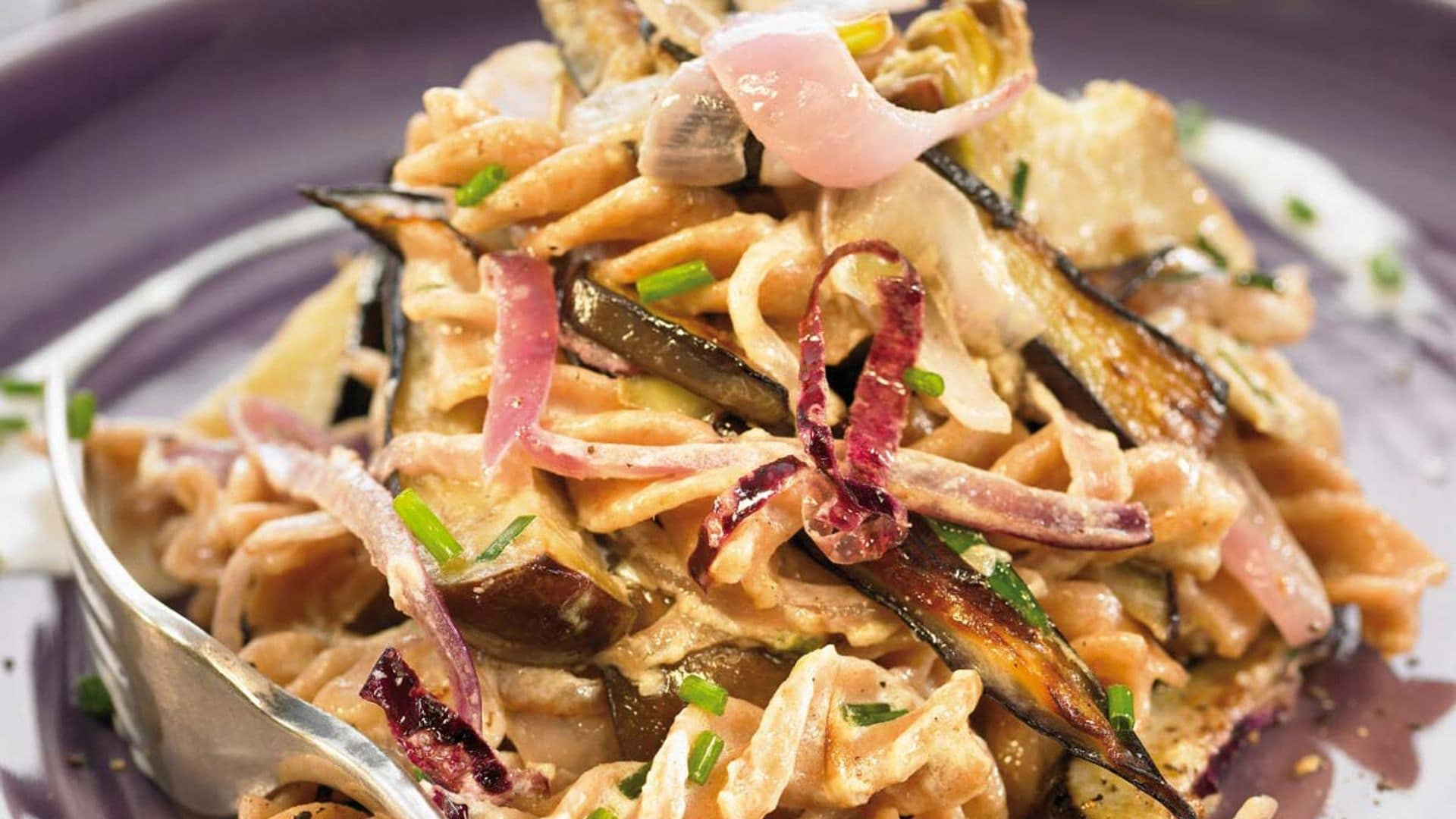 Pasta integral con berenjena y alcachofa