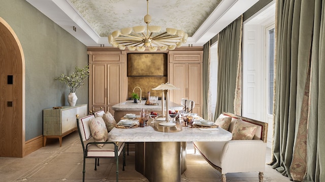 Cocina con muebles de madera clara