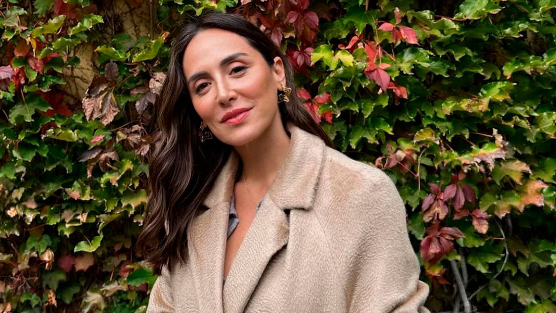 Tamara Falcó combina el traje rojo que adoran las 'royals' con las venecianas más cómodas