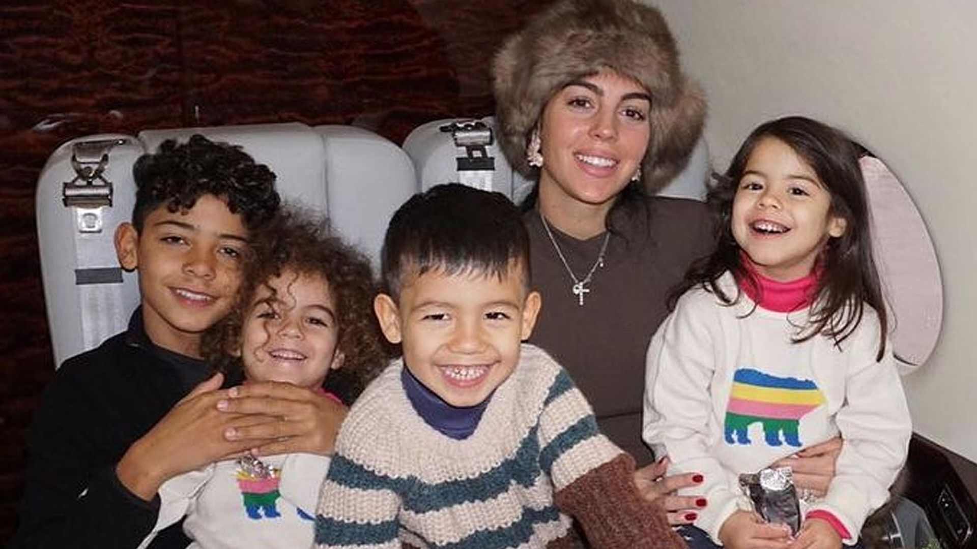 Georgina Rodríguez muestra lo mucho que ha crecido su barriguita premamá en una imagen de 'tres corazones'