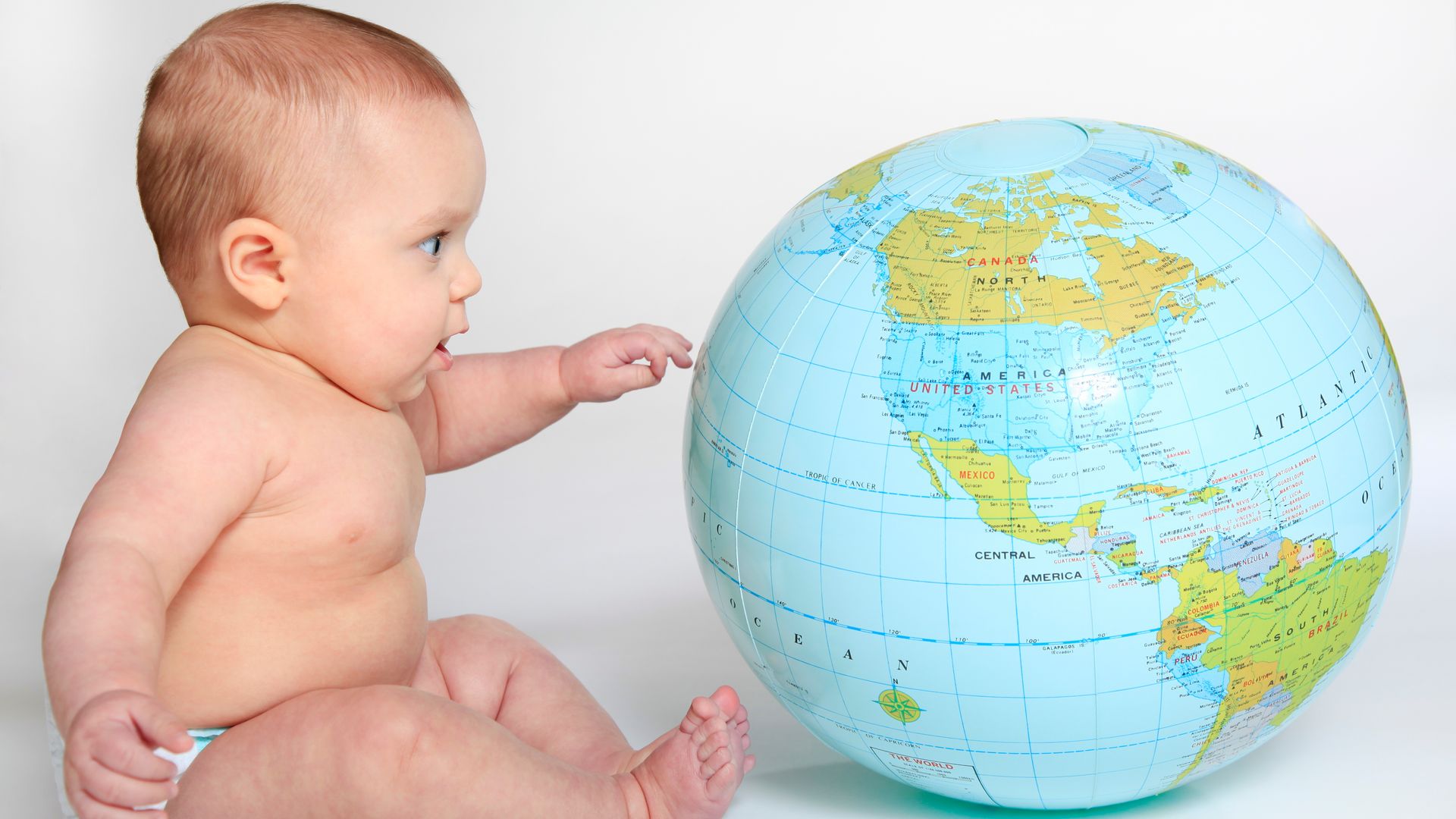 Bebé observa un globo terráqueo