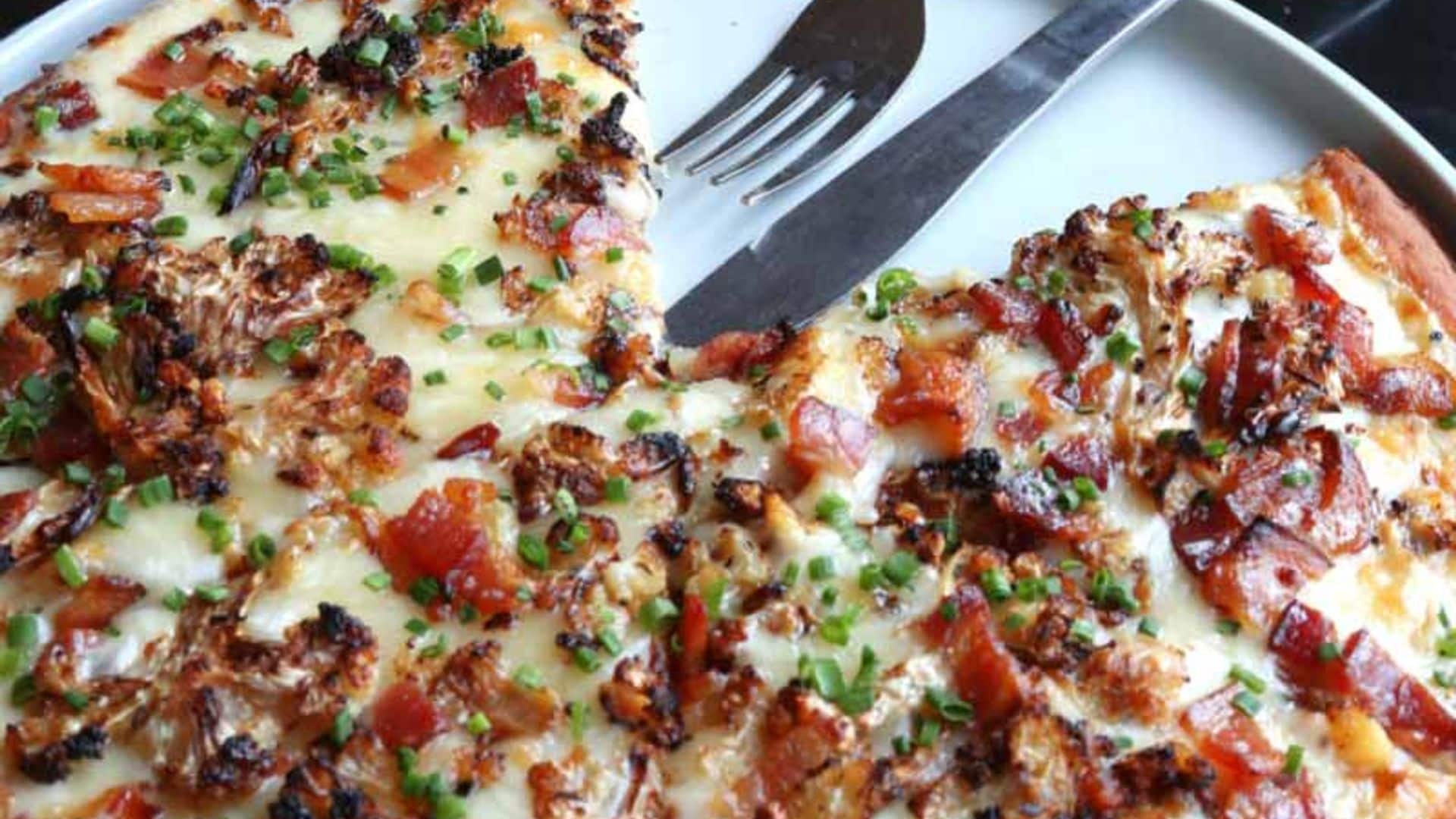Pizza de coliflor con carne picada