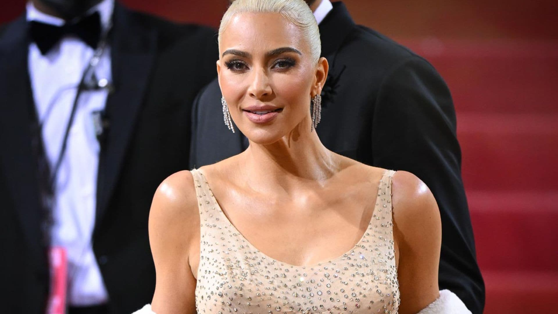 Los fans de Marilyn Monroe acusan (con fotos) a Kim Kardashian de haber roto el icónico vestido de la actriz