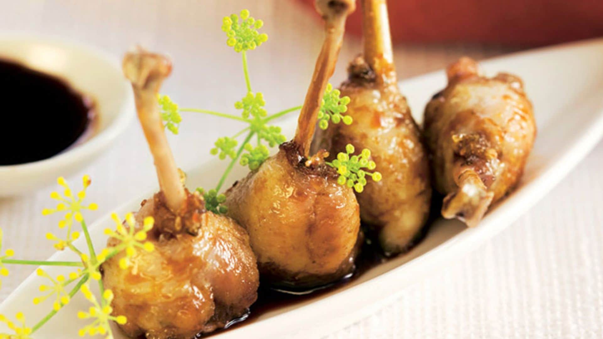 Muslitos de codorniz al horno marinados con miel y salsa de soja