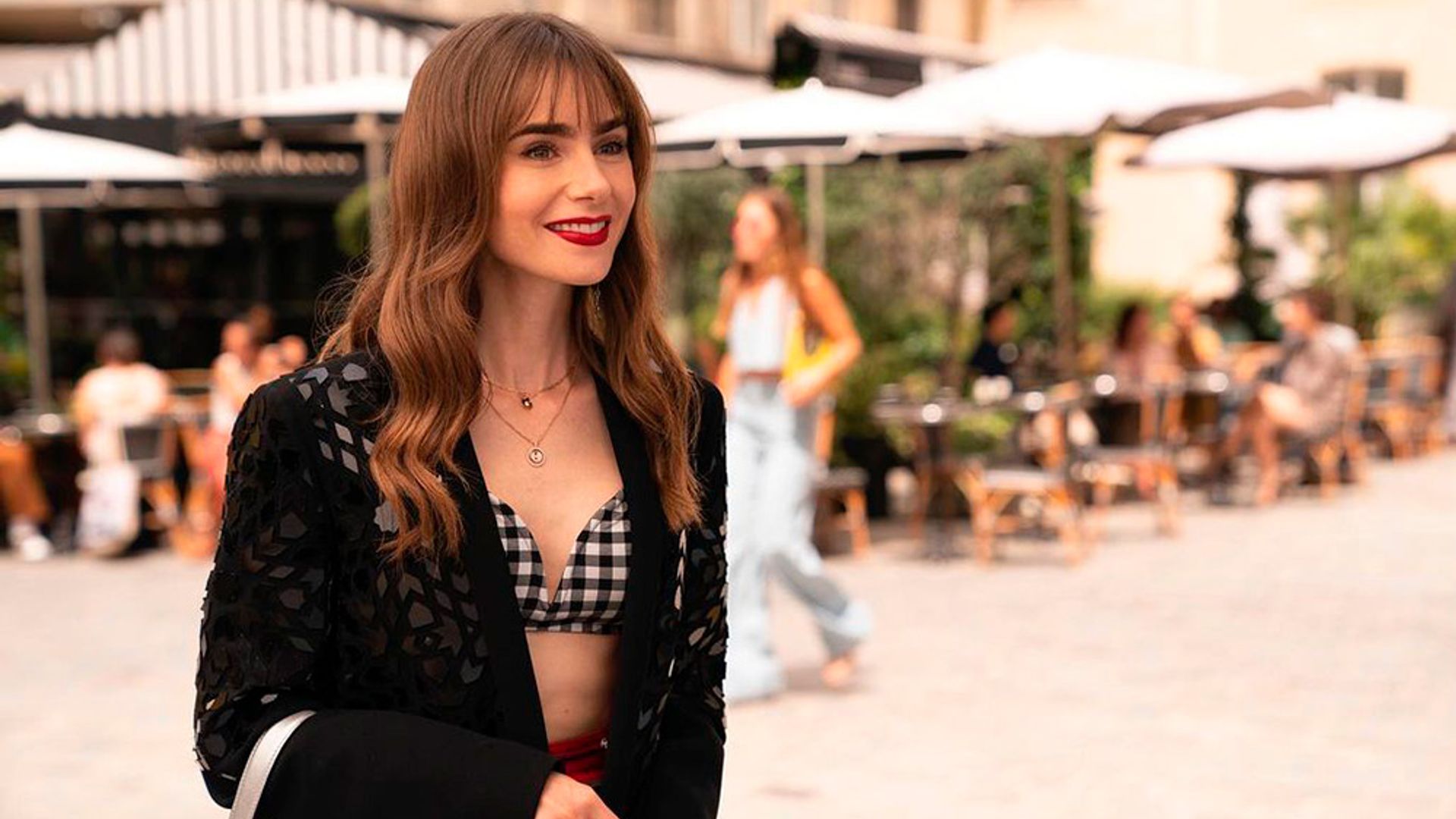 Lily Collins revela cómo se creó el famoso flequillo recto que lleva Emily en la tercera temporada