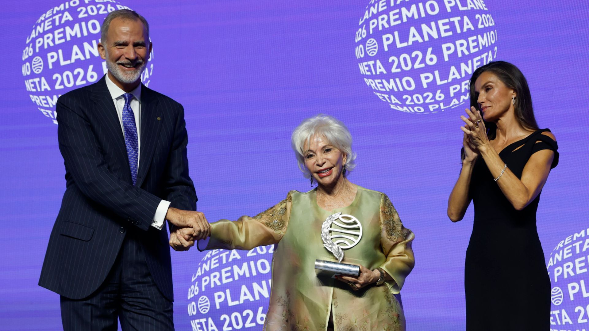 El lado más cercano de los Reyes: del abrazo a Isabel Allende a la entrega de galardones