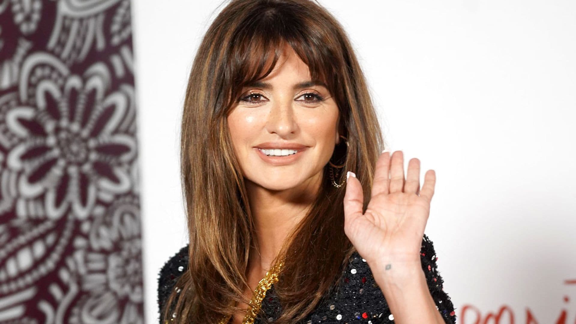 Penélope Cruz acorta una atrevida falda 'brilli' de pasarela y luce piernas