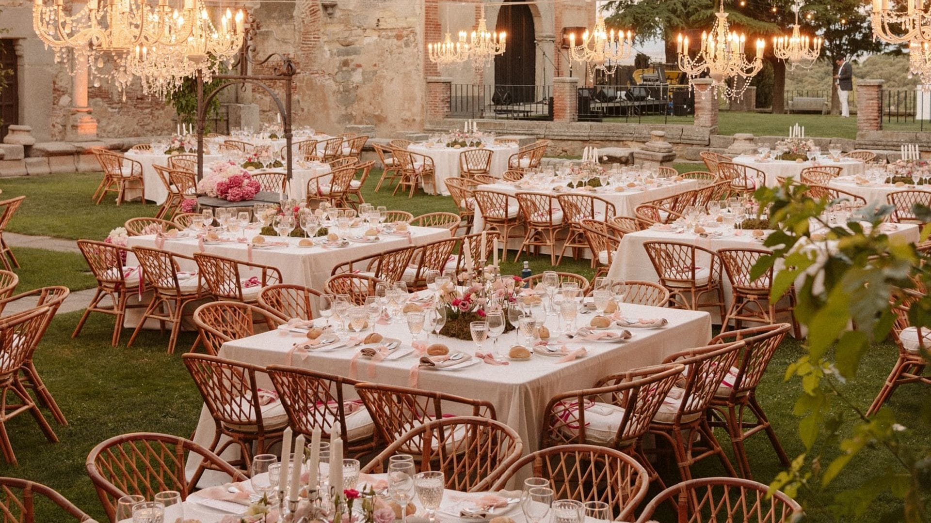 12+1 formatos de mesas para bodas que marcarán la diferencia en tu banquete