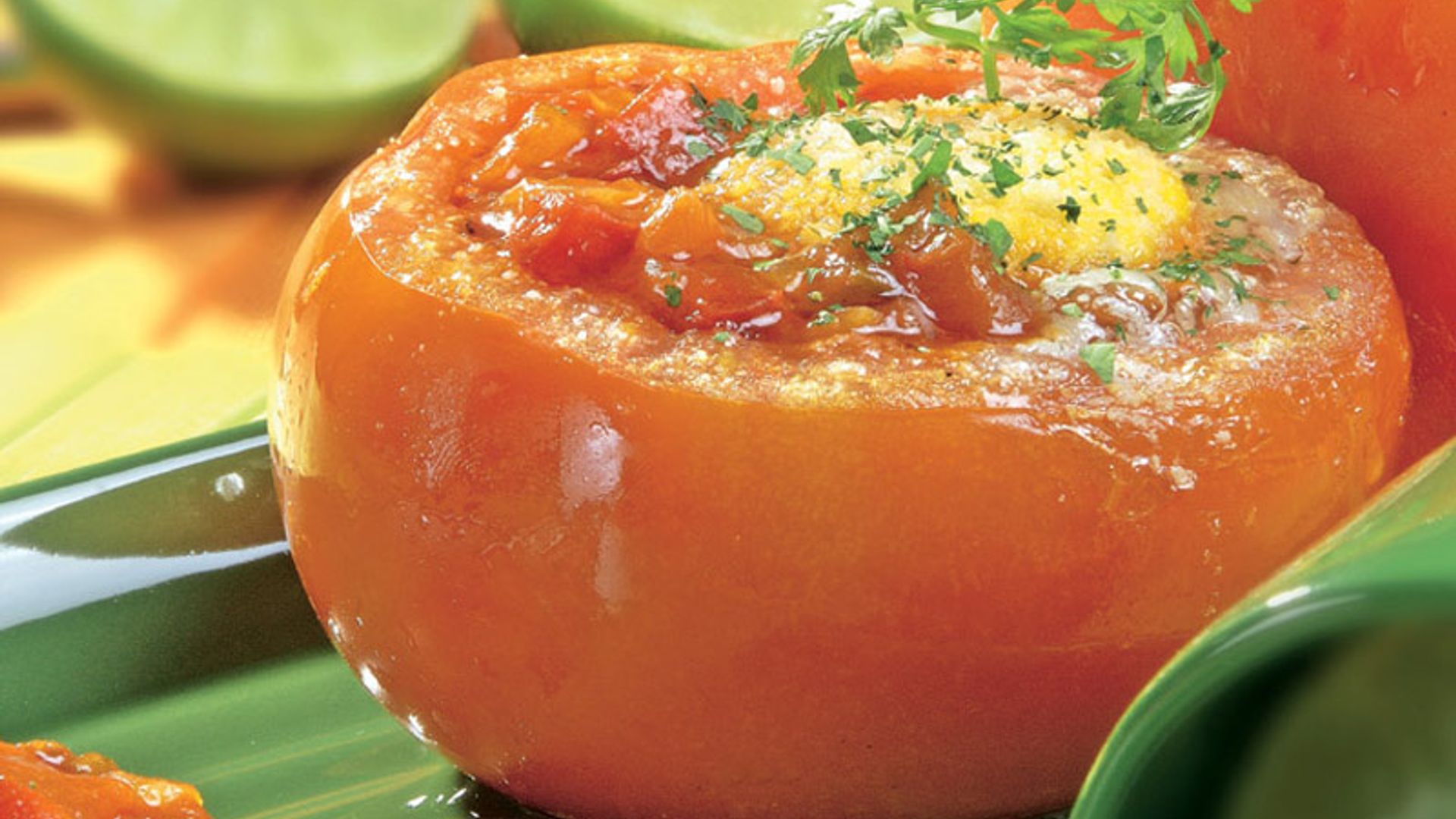 Tomates rellenos de pisto con atún y huevo gratinado