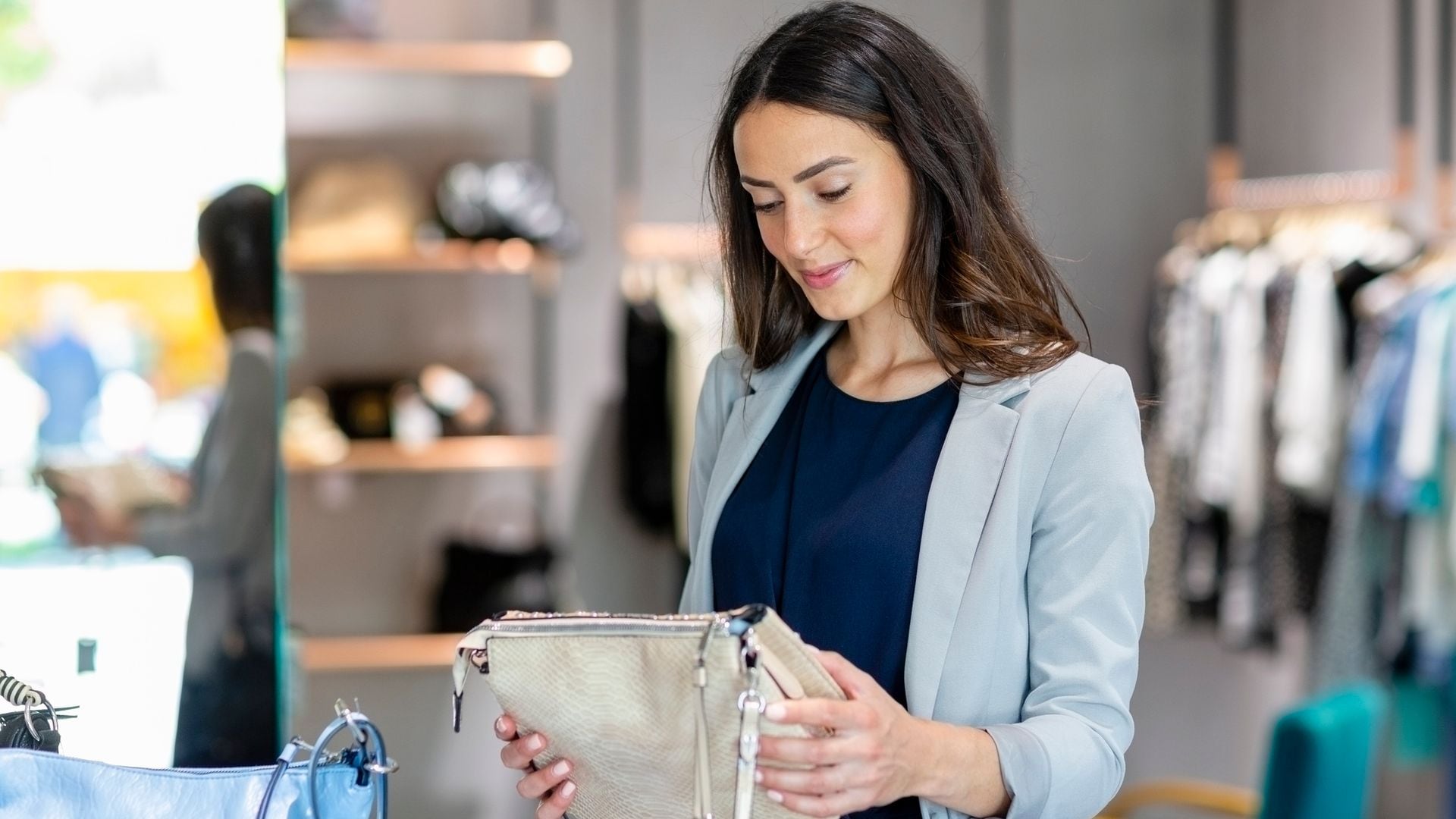 Mujer joven morena comprando un bolso