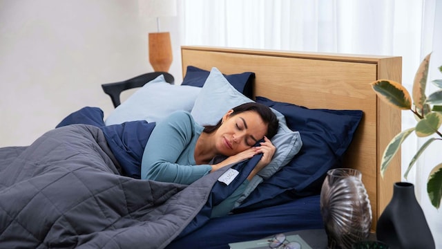 Una mujer durmiendo con una manta eléctrica