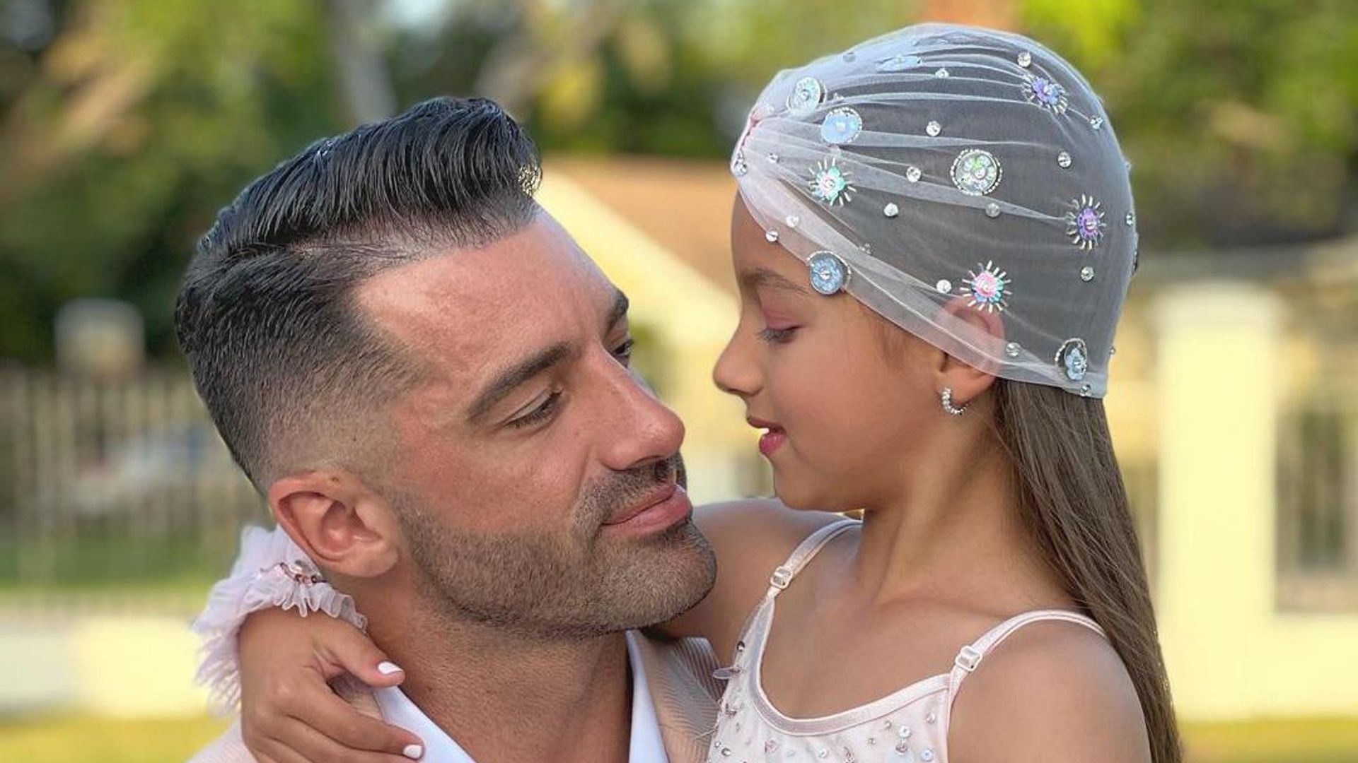 Toni Costa y su hija Alaïa, en el momento más especial en su primer baile padre e hija
