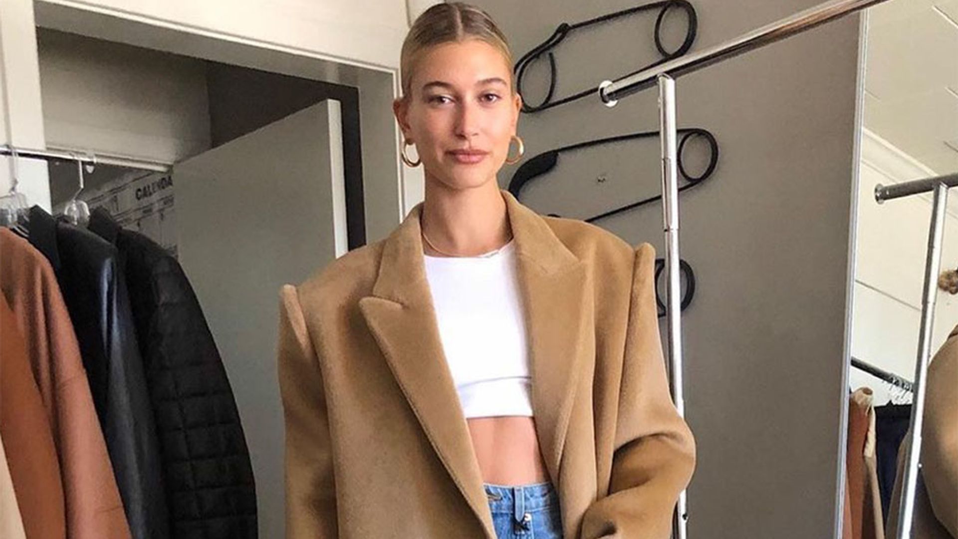 Hailey Baldwin y las zapatillas blancas que quedan bien con vaqueros, pantalones chinos y 'leggings'
