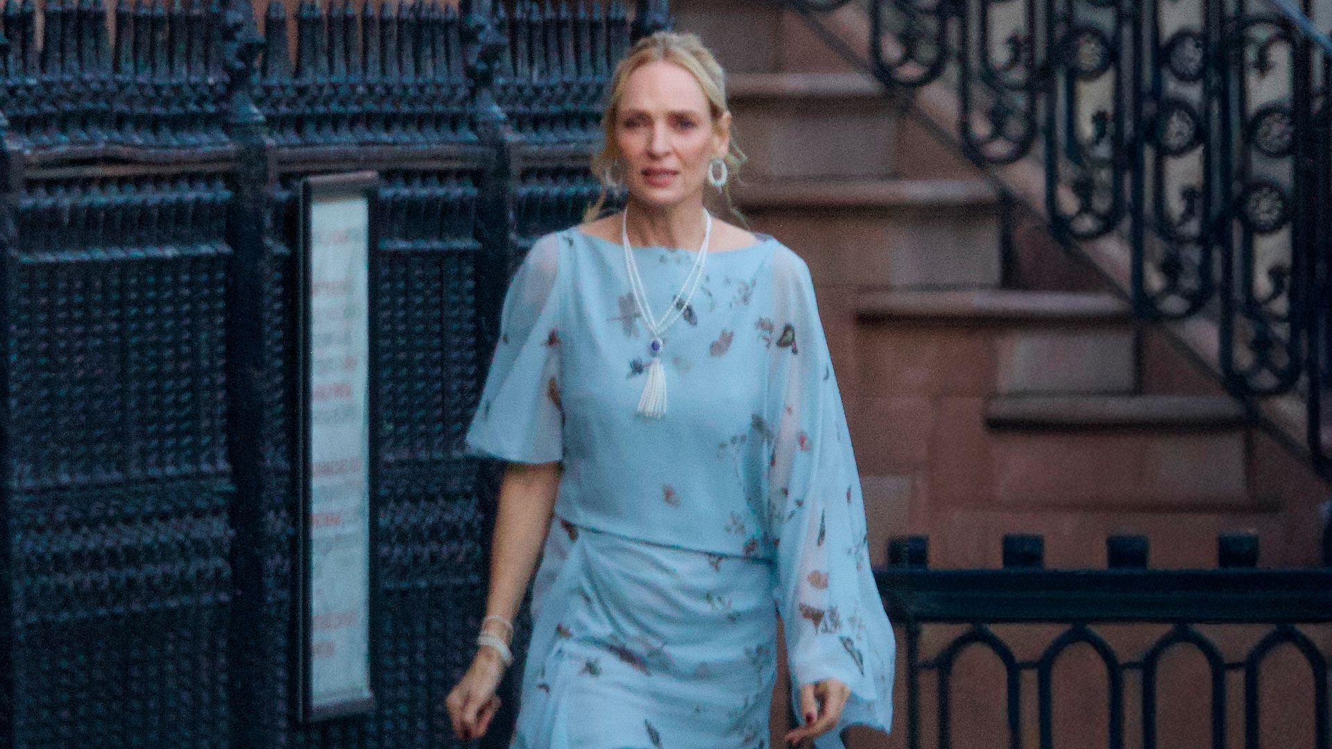 IMÁGENES EXCLUSIVAS. La llamativa elección de Uma Thurman para la boda de su hija: un vestido floral con el que desafió los 8 grados de Nueva York