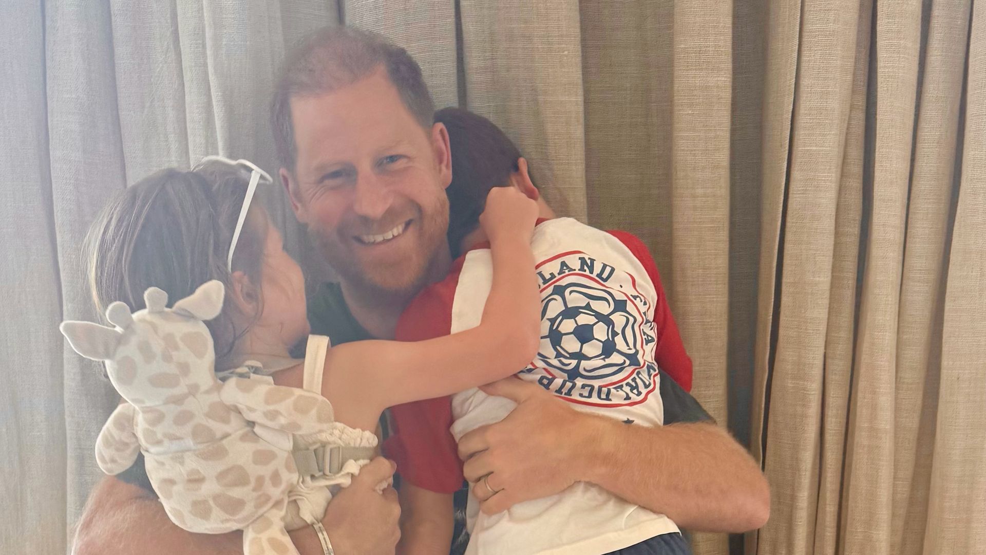El príncipe Harry abraza a sus hijos, Archie y Lilibet, en su casa de California