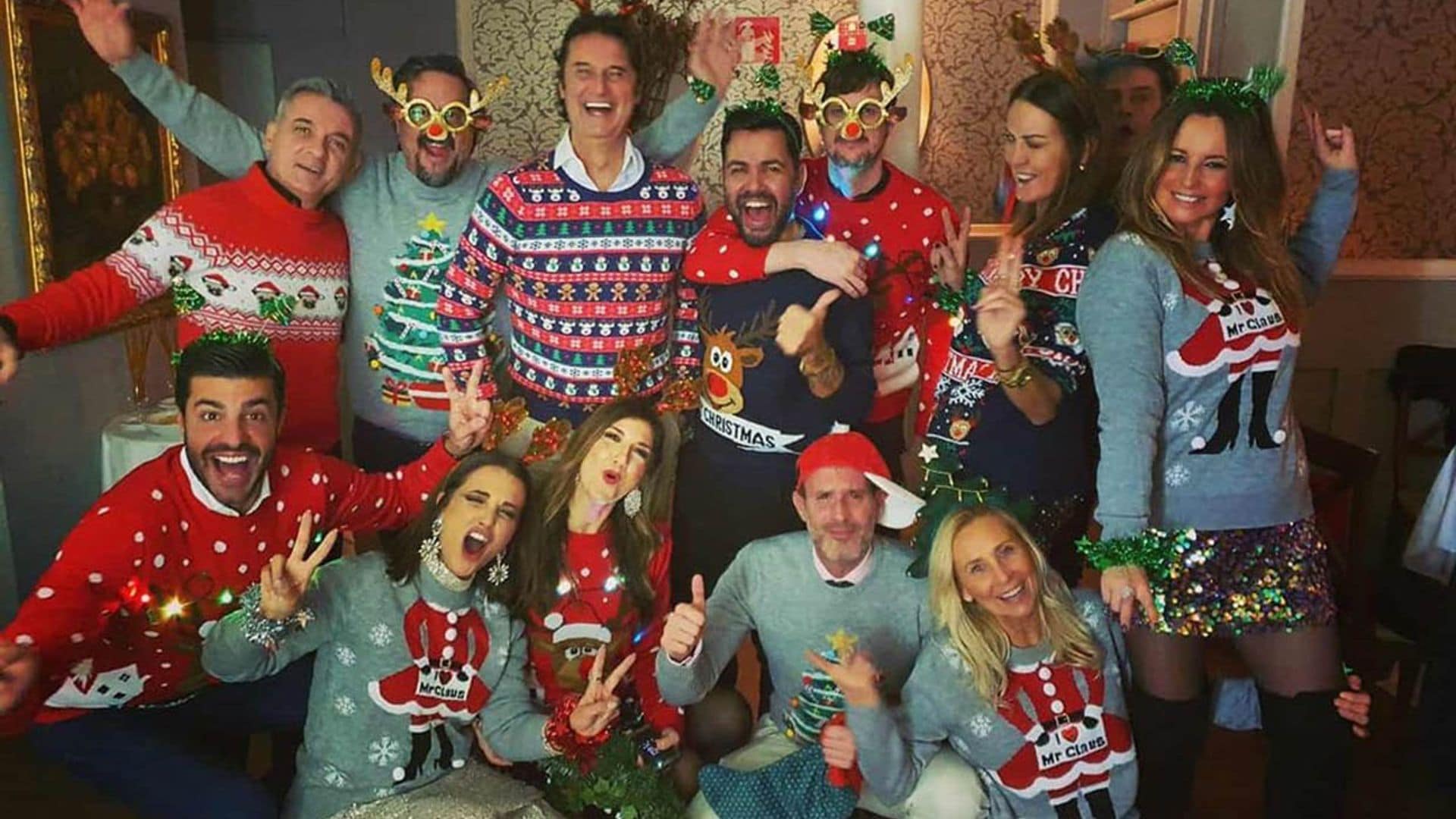 Amigo invisible y 'ugly sweaters', la divertida comida navideña de Paula Echevarría y Miguel Torres con sus amigos