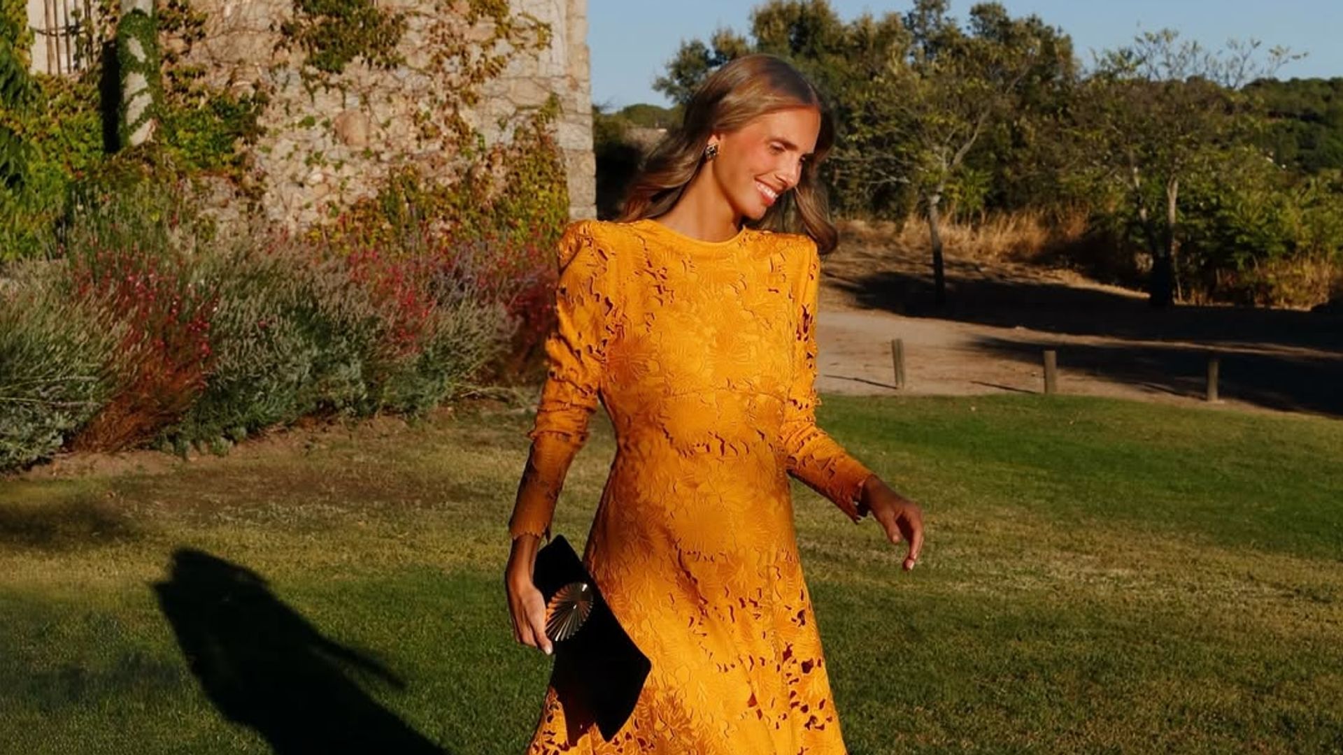 https://www.hola.com/horizon/landscape/3443b63669f9-lucia-barcena-look-invitada-boda-2.jpg?im=Resize%3D%281200%29