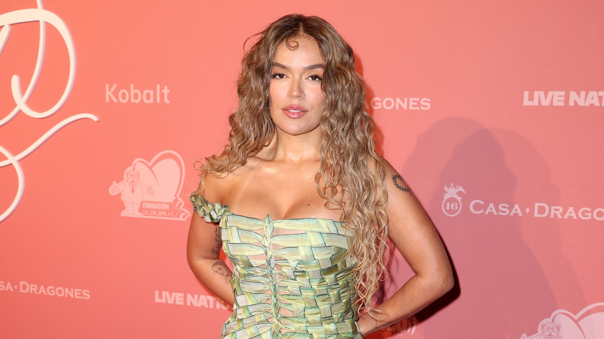 Karol G se inspira en el icónico estilo cabaret para su video de 'Papasito'