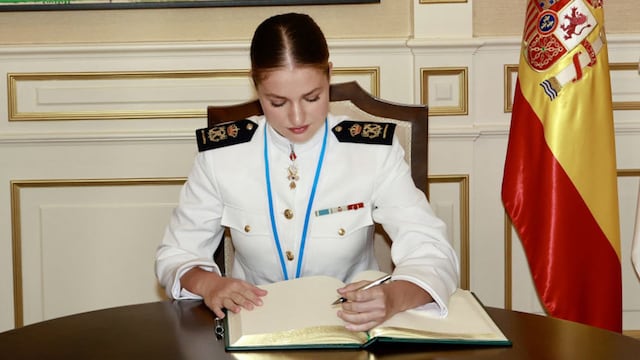 La princesa Leonor firma en el libro de onor de la Xunta de Galicia tras recibir la Medalla de Oro 