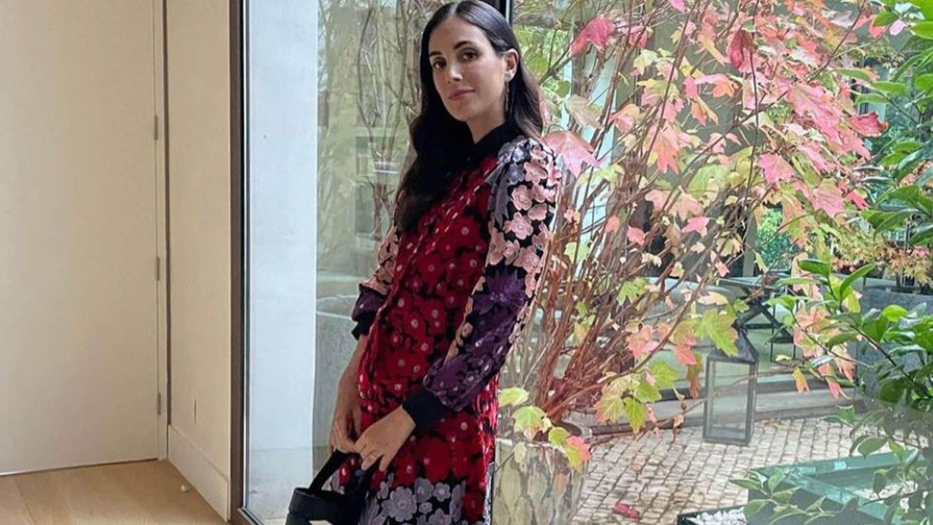 Detallamos los últimos looks premamá de Sassa de Osma: del lujo silencioso a su vestido bordado de flores