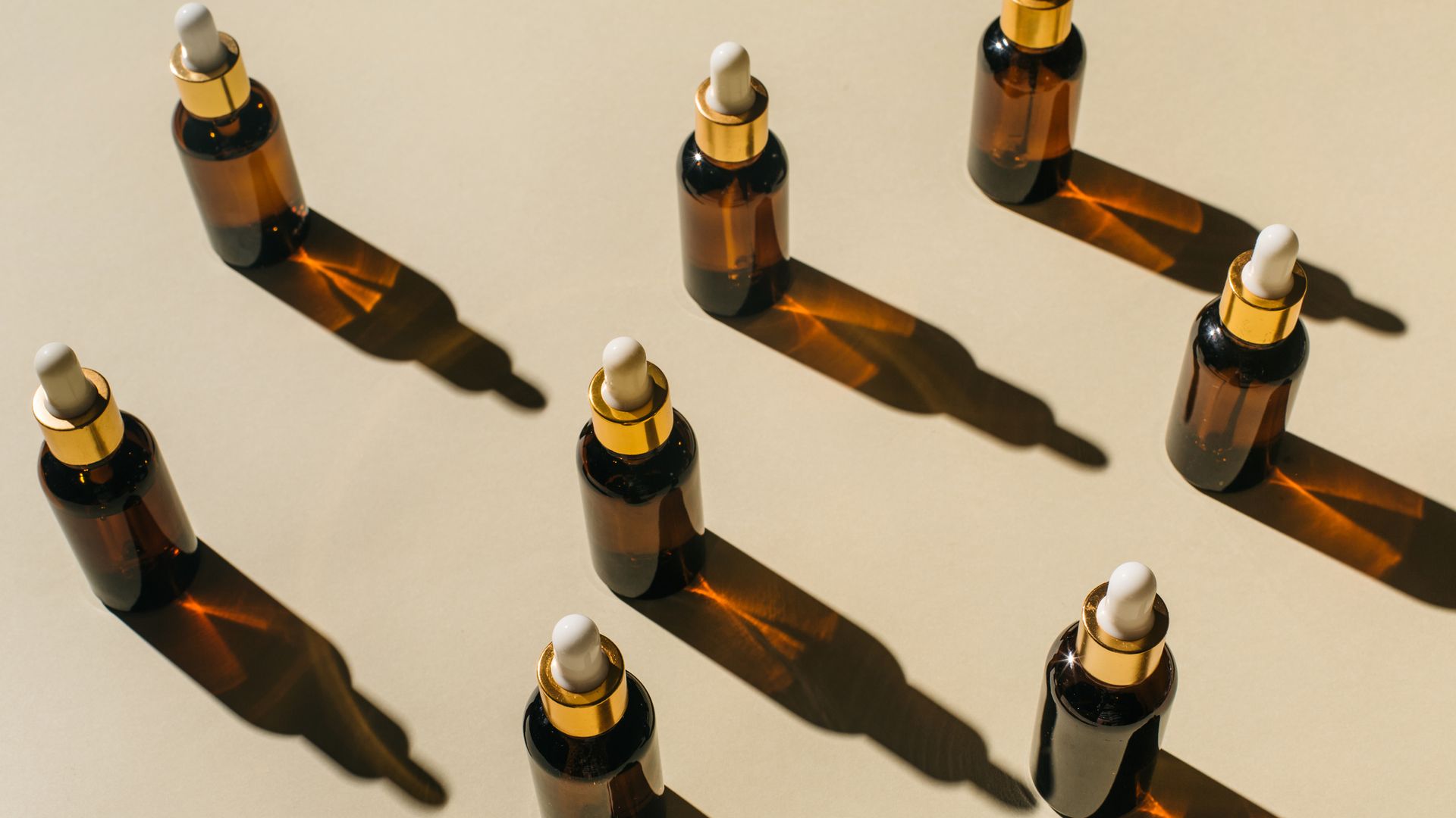 Botes de sérum marrones sobre fondo neutro