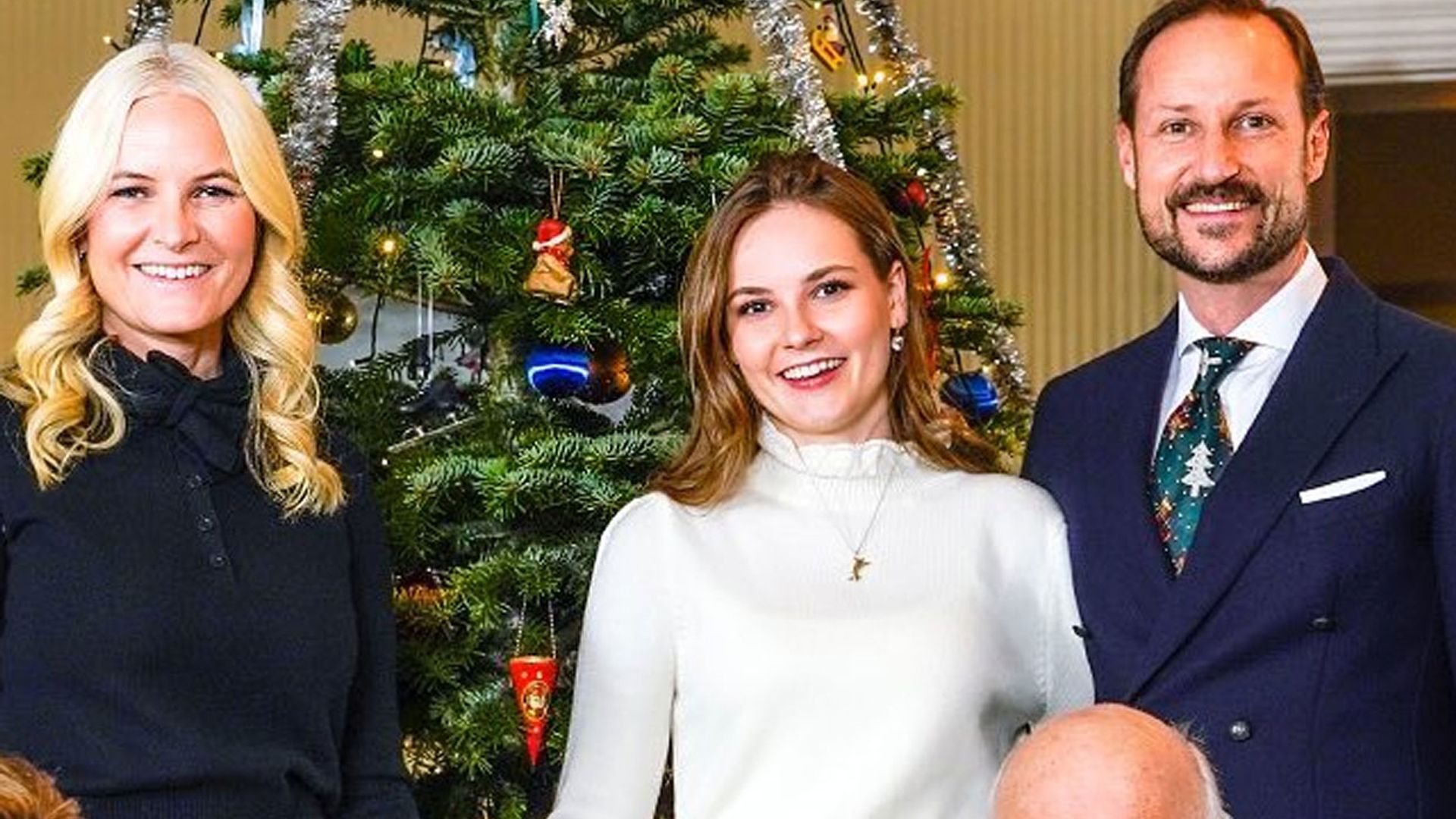 Ingrid de Noruega y su look de la doble anécdota para felicitar la Navidad